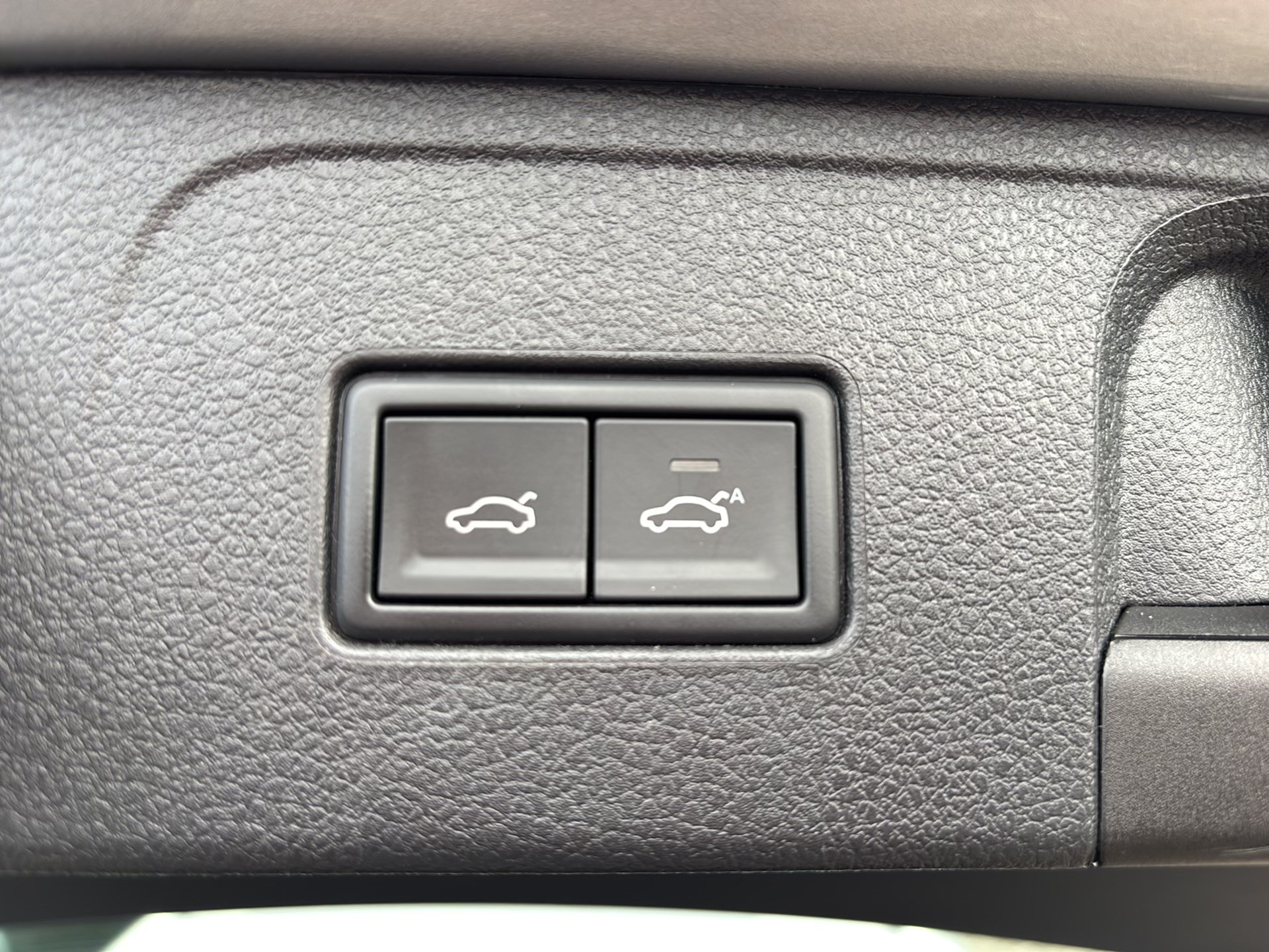 VW Passat Variant 2.0 TDI BMT Elegance | Bild 26 von 31