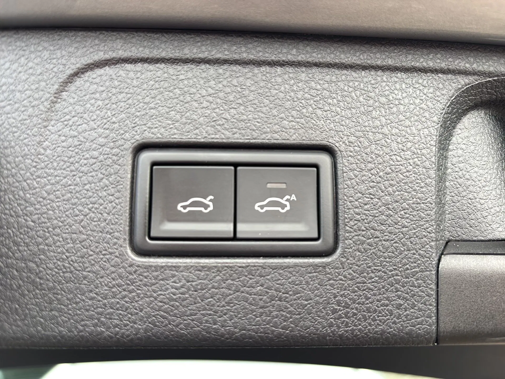 VW Passat Variant 2.0 TDI BMT Elegance | Bild 26 von 31