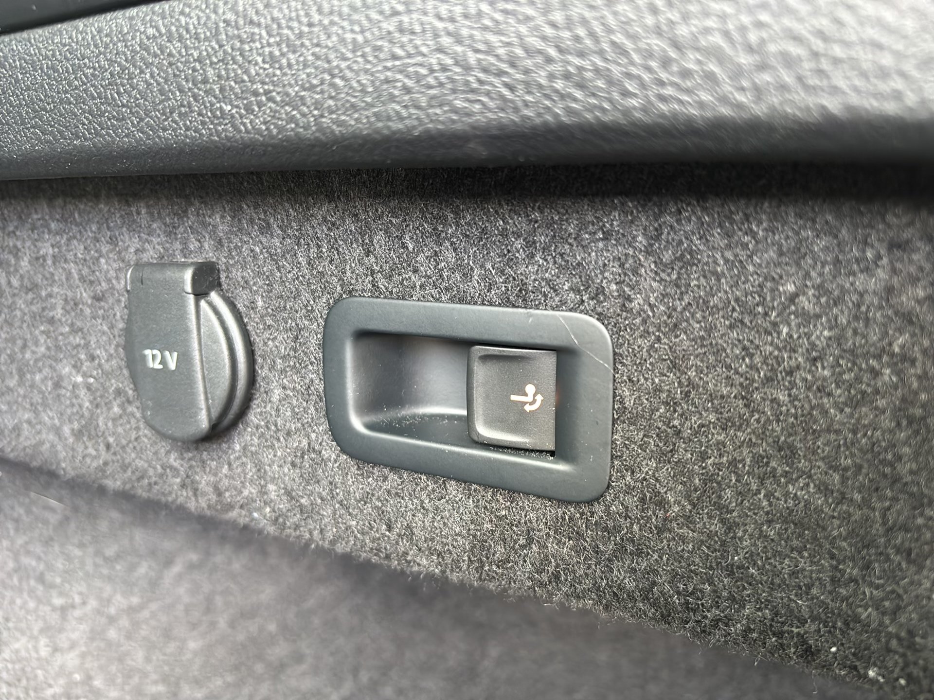 VW Passat Variant 2.0 TDI BMT Elegance | Bild 28 von 31