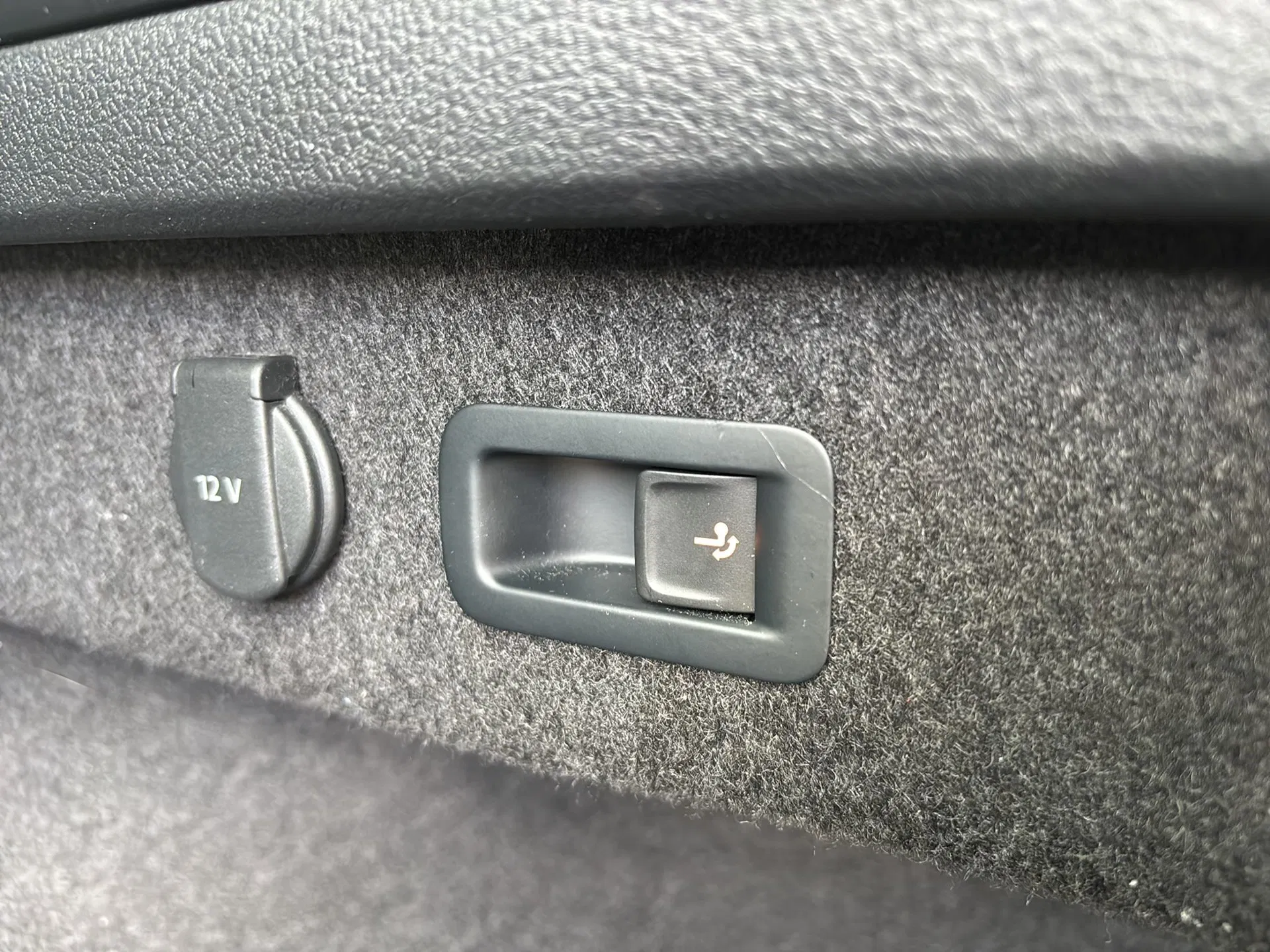 VW Passat Variant 2.0 TDI BMT Elegance | Bild 28 von 31