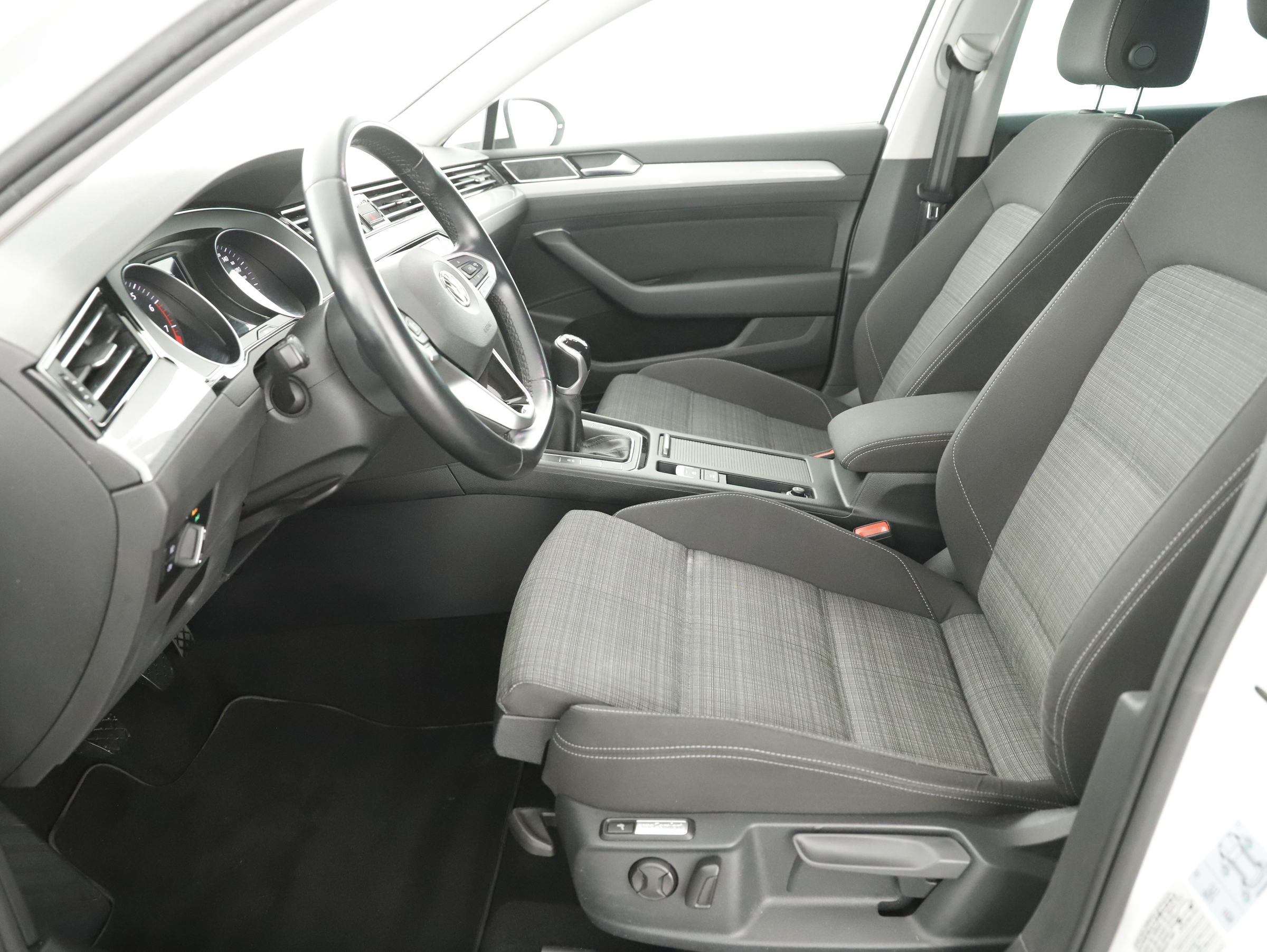 VW Passat Variant 1.5 TSI BMT Business | Bild 13 von 26