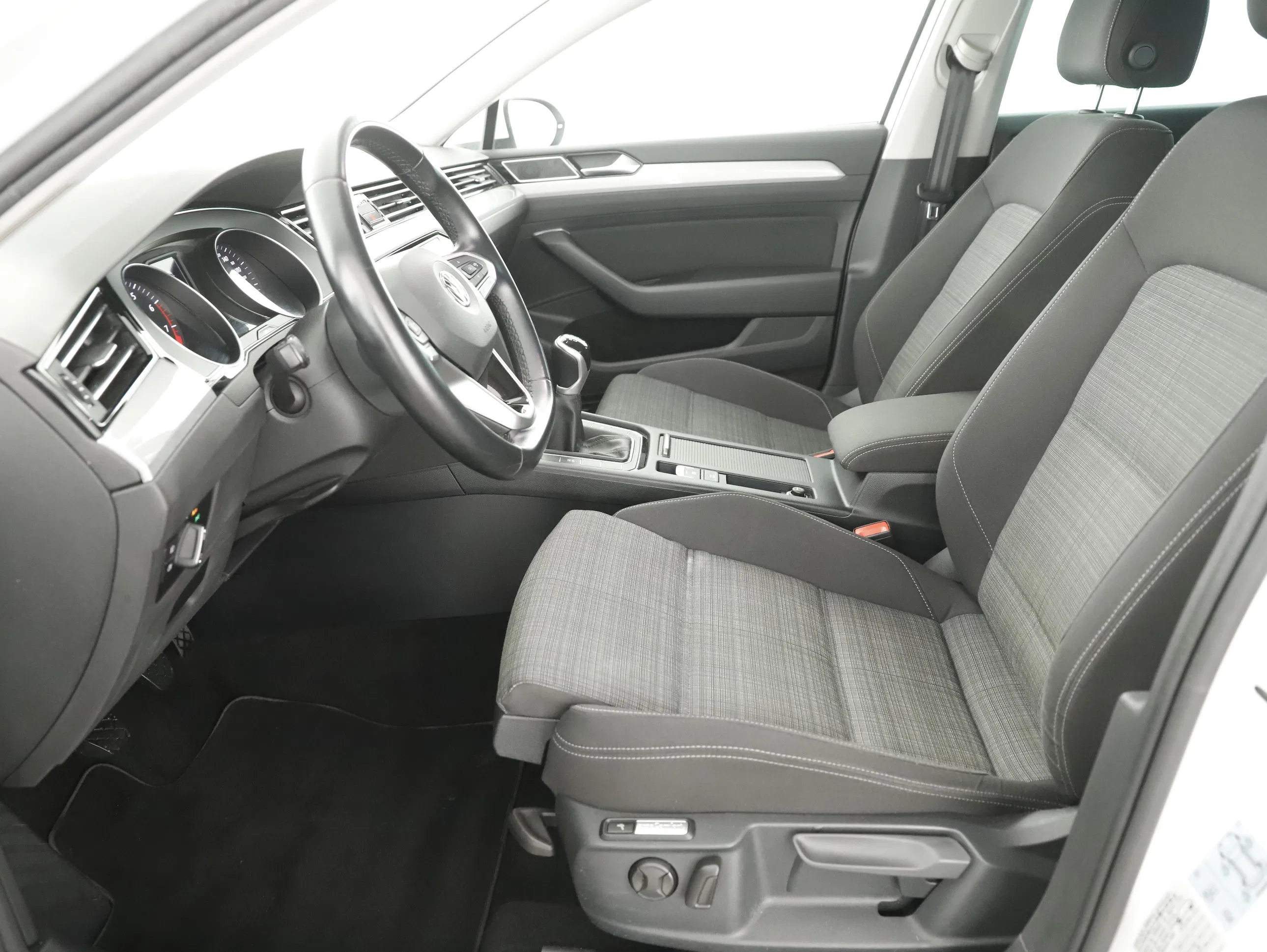 VW Passat Variant 1.5 TSI BMT Business | Bild 13 von 26