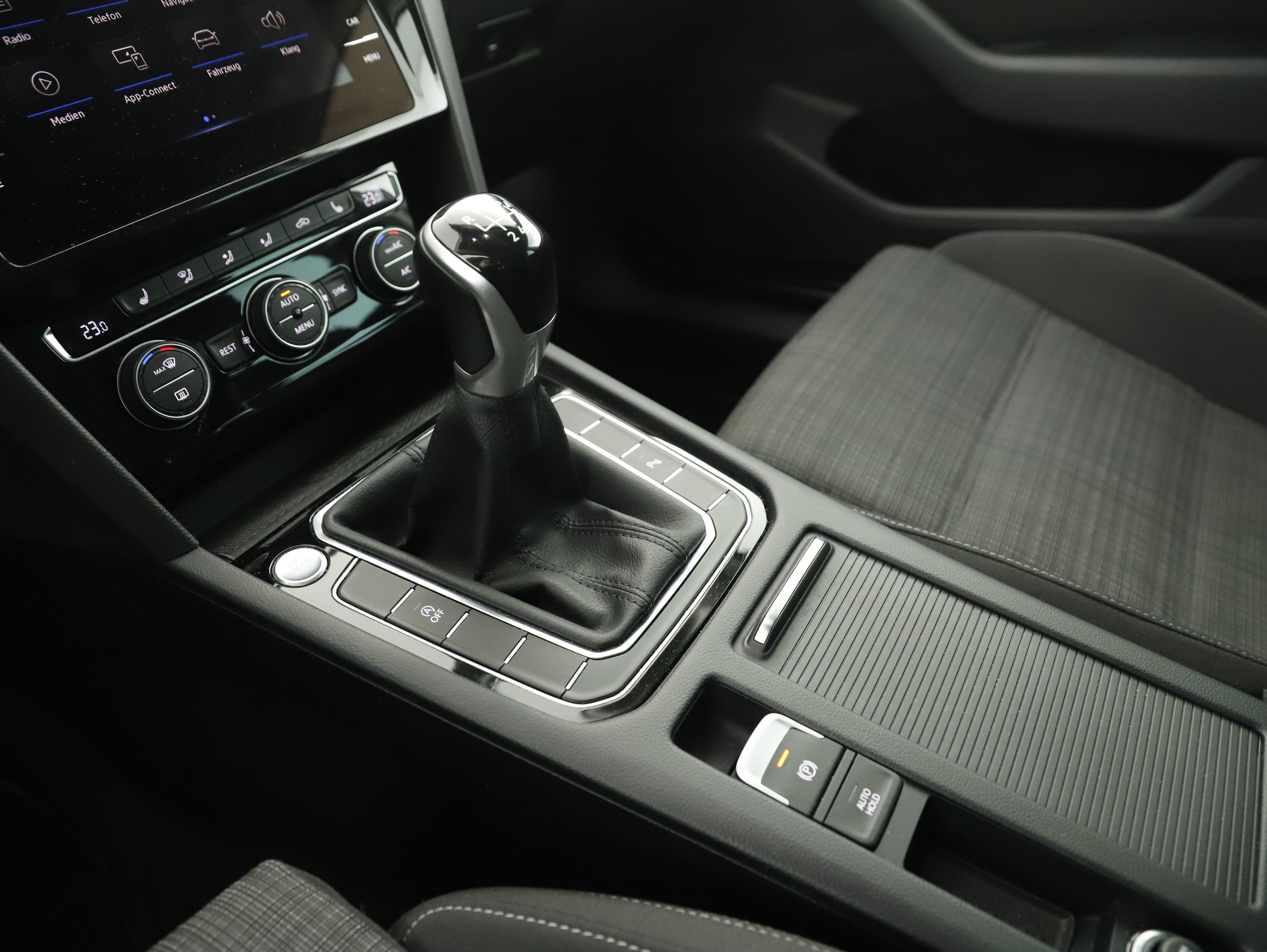 VW Passat Variant 1.5 TSI BMT Business | Bild 23 von 26