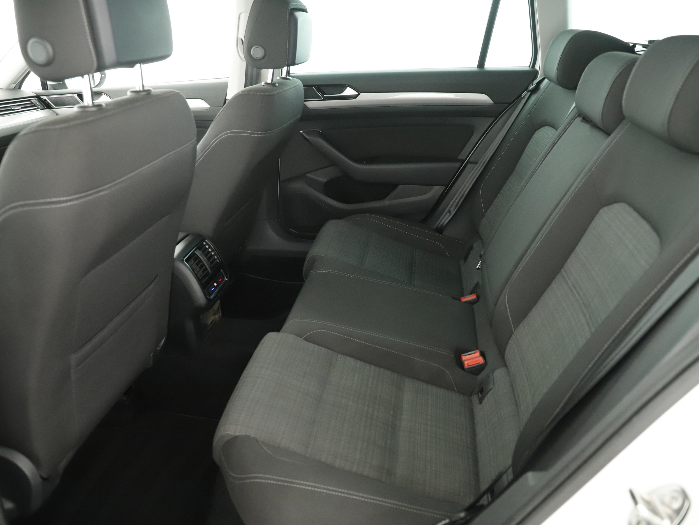 VW Passat Variant 1.5 TSI BMT Business | Bild 24 von 26