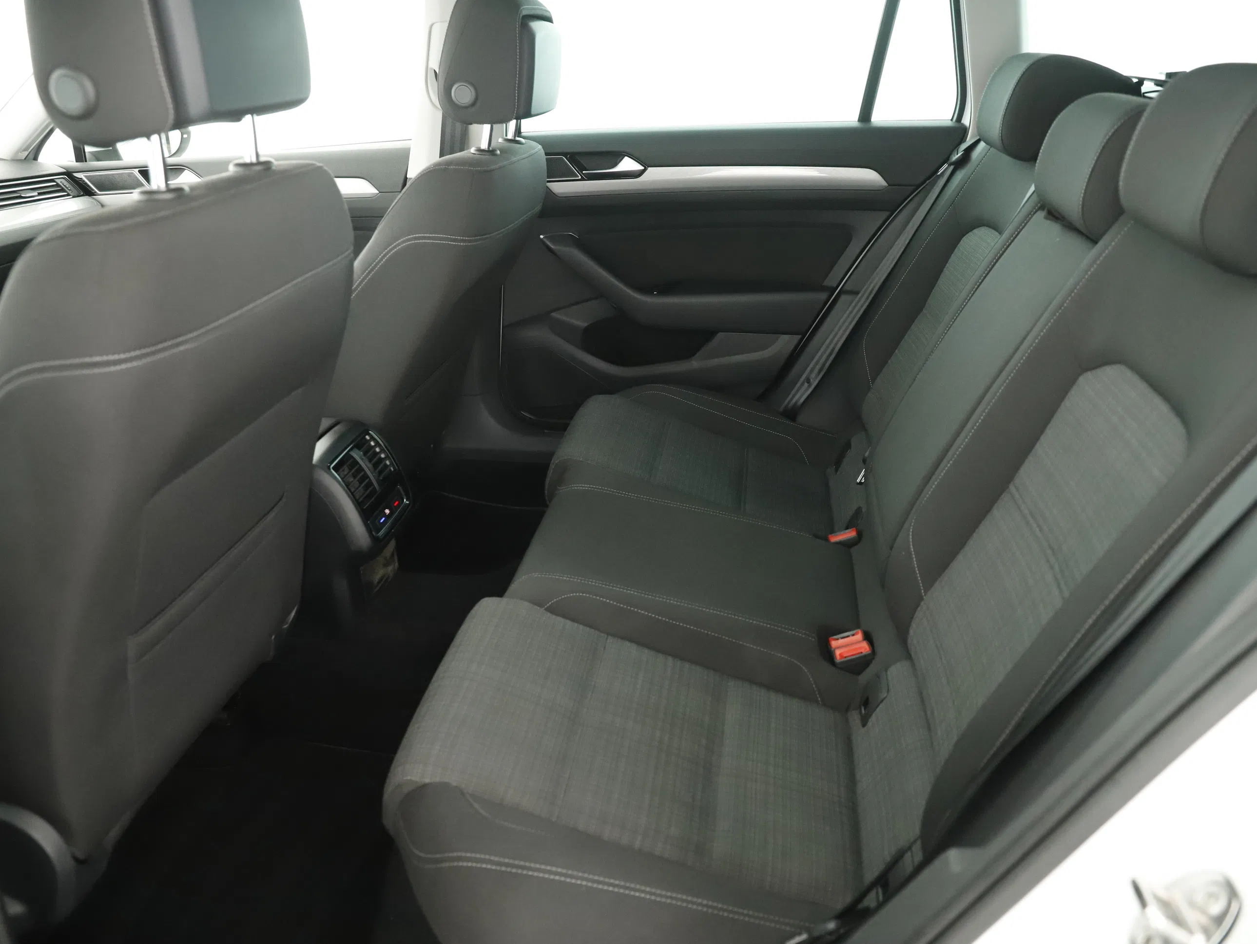 VW Passat Variant 1.5 TSI BMT Business | Bild 24 von 26