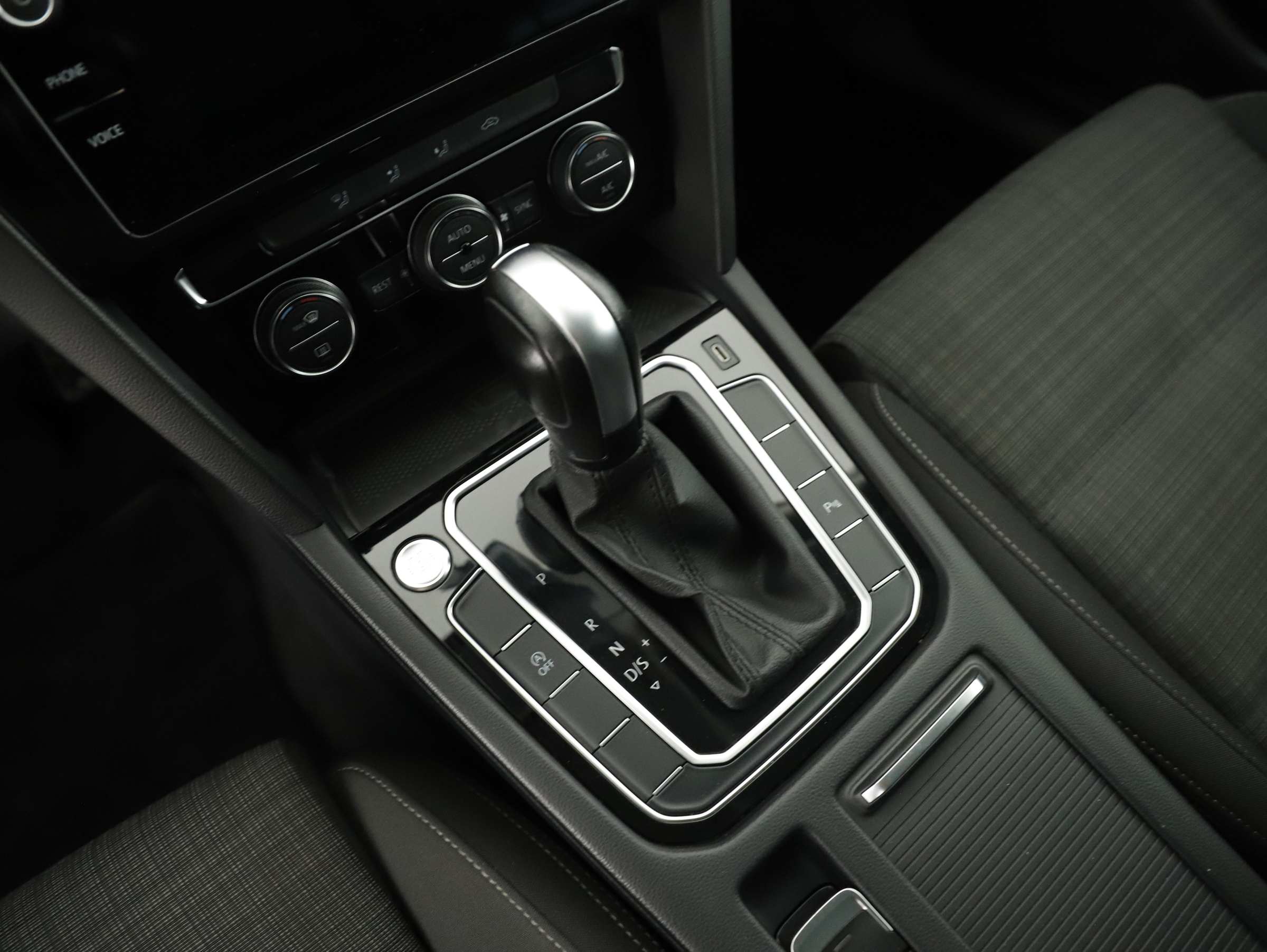 VW Passat Variant 2.0 TDI BMT Business | Bild 18 von 24