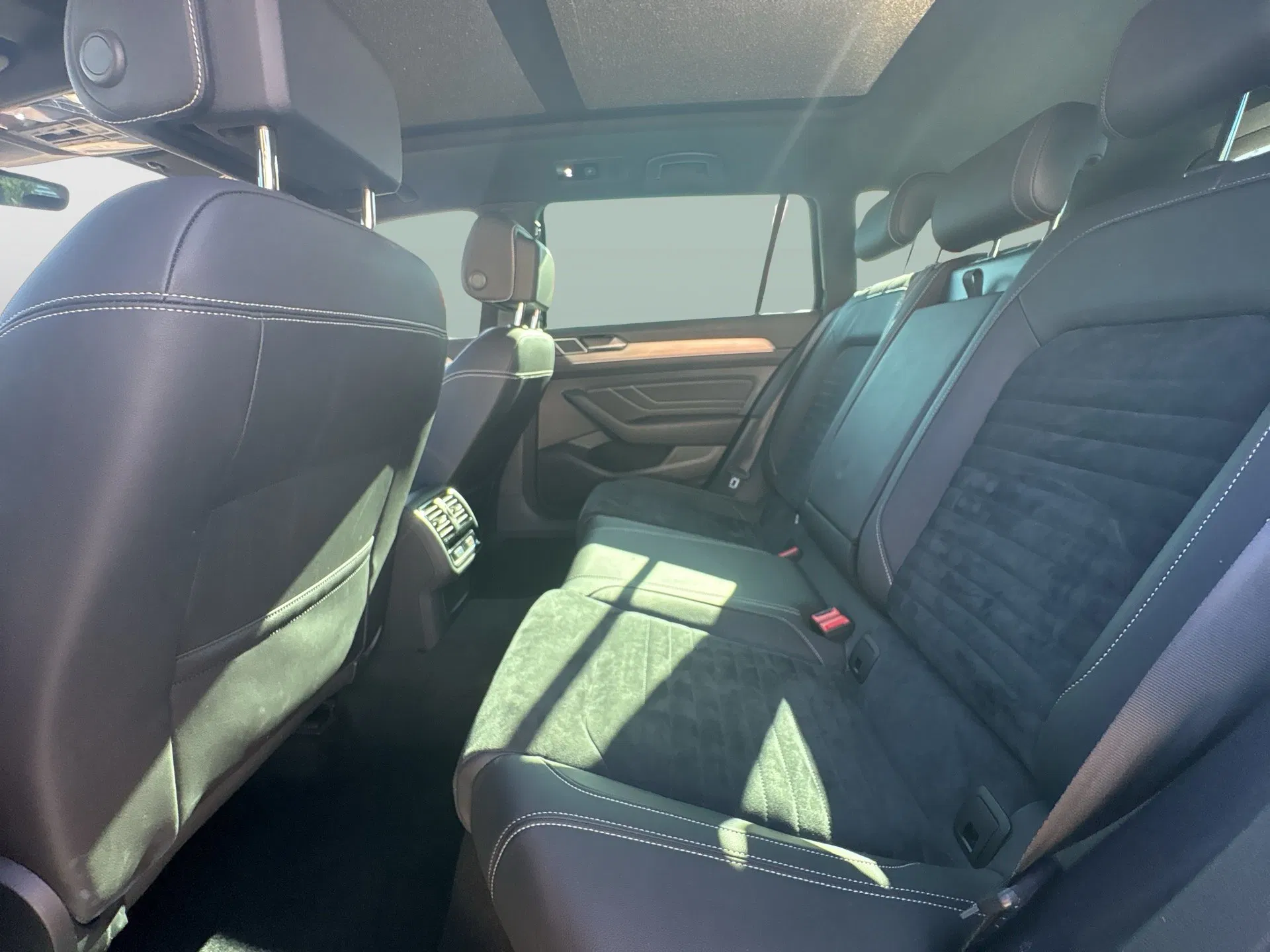 VW Passat Variant Highline TDI SCR DSG | Bild 21 von 27