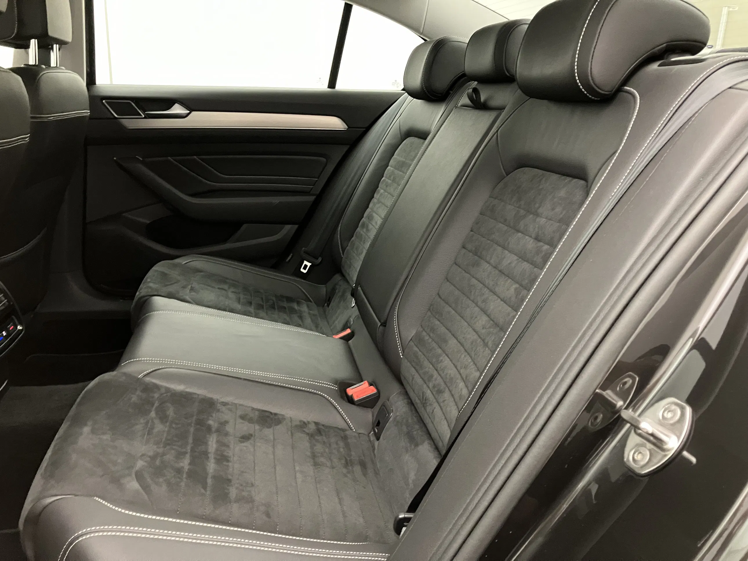 VW Passat 2.0 TDI 4Motion BMT Elegance | Bild 25 von 26