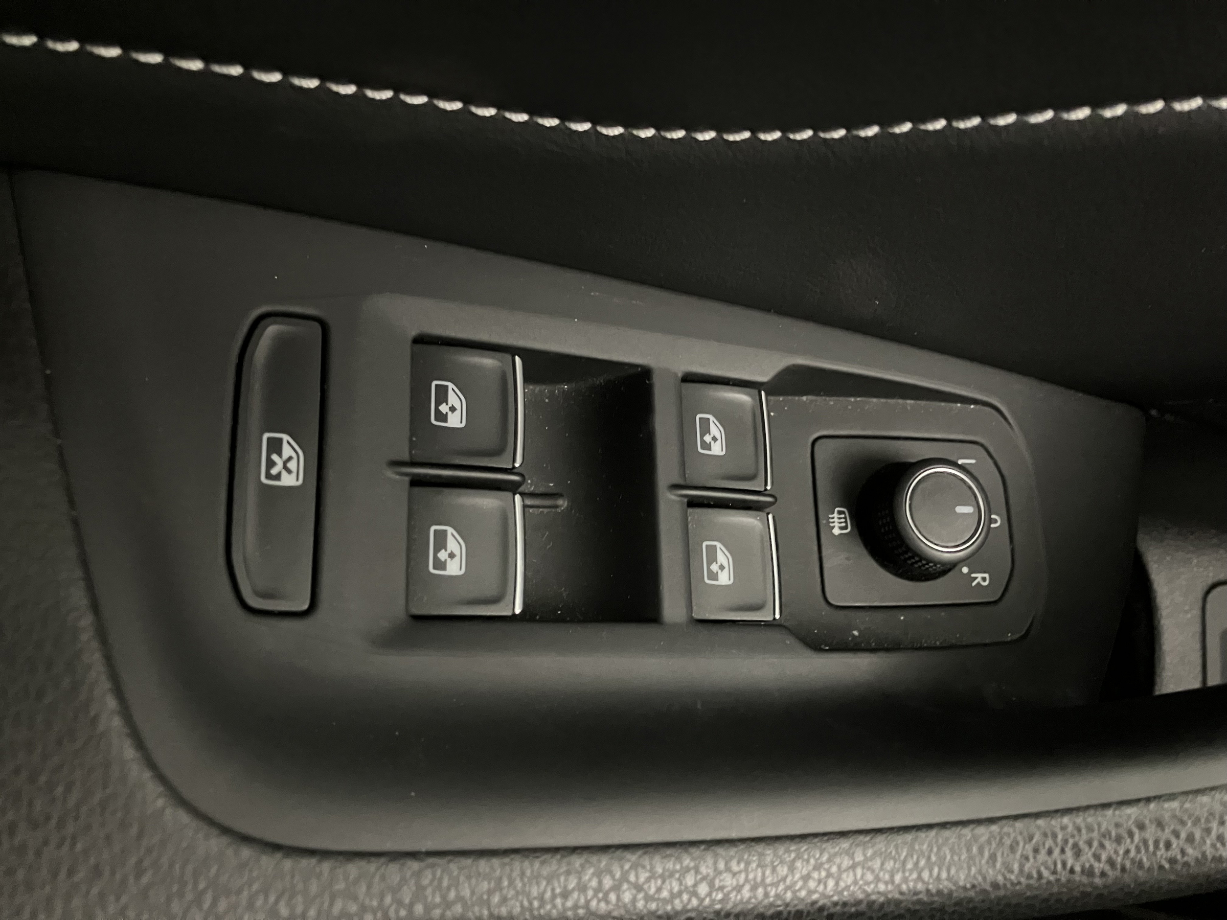 VW Passat 2.0 TDI 4Motion BMT Elegance | Bild 9 von 26