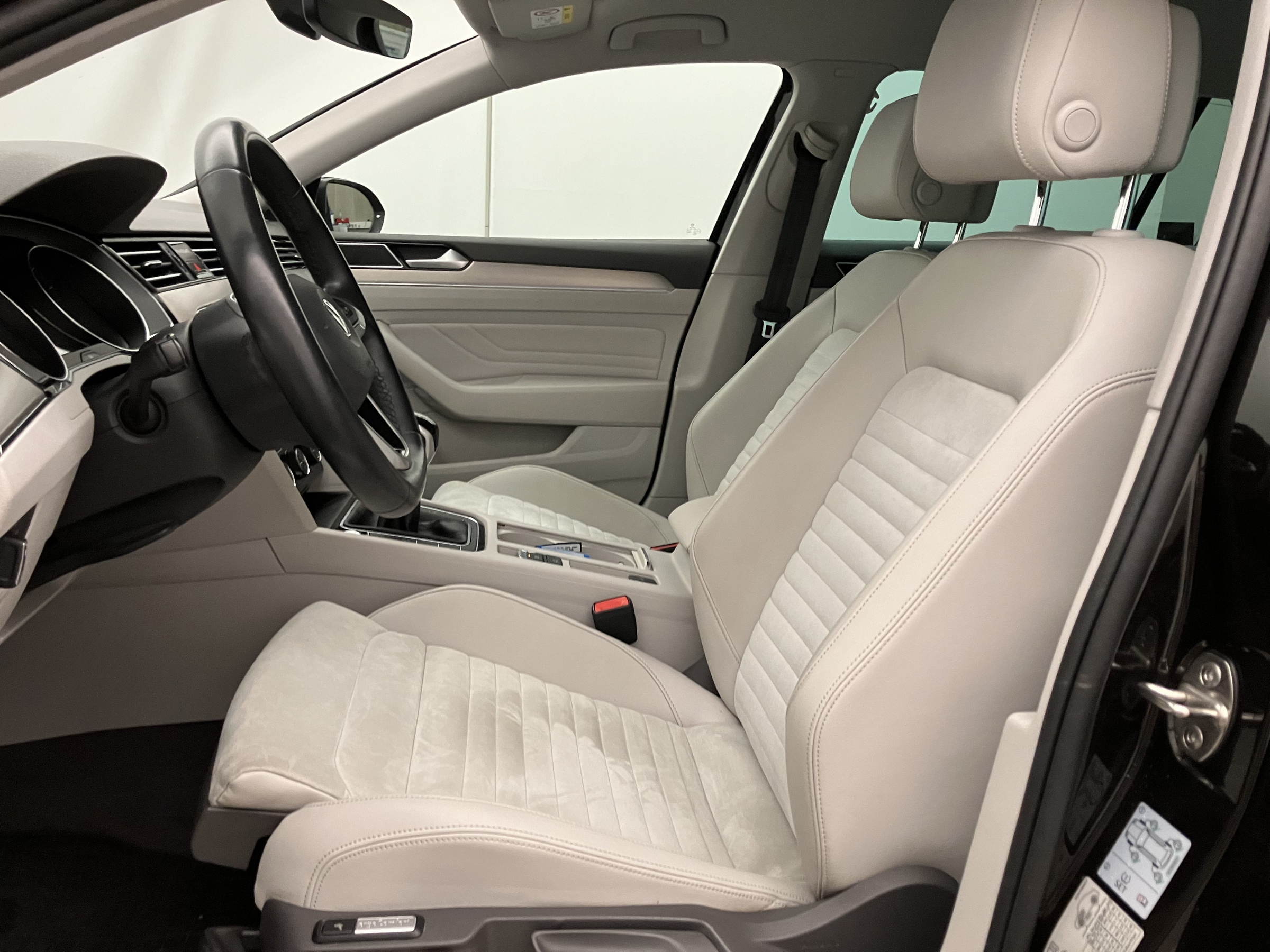 VW Passat Variant 2.0 TDI BMT Elegance | Bild 12 von 31