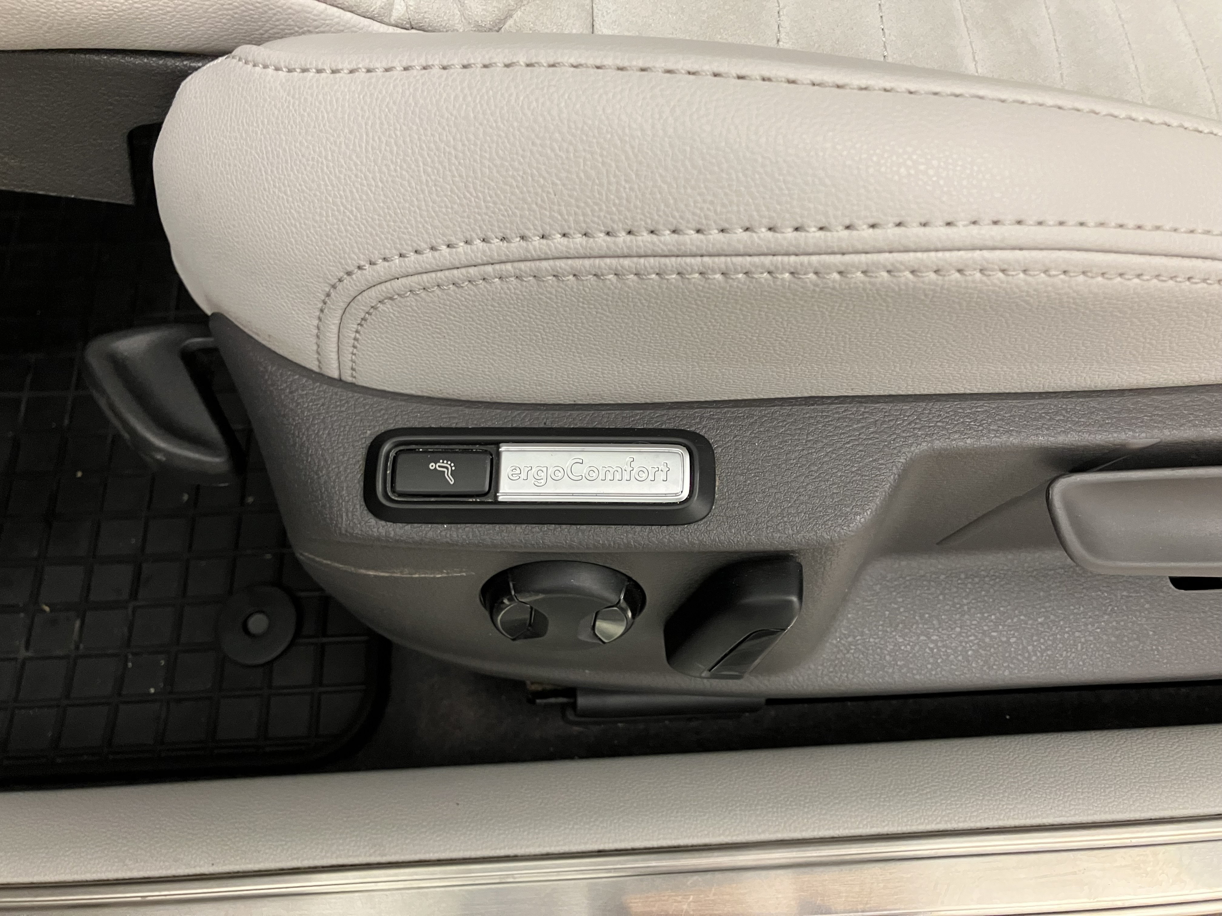 VW Passat Variant 2.0 TDI BMT Elegance | Bild 13 von 31