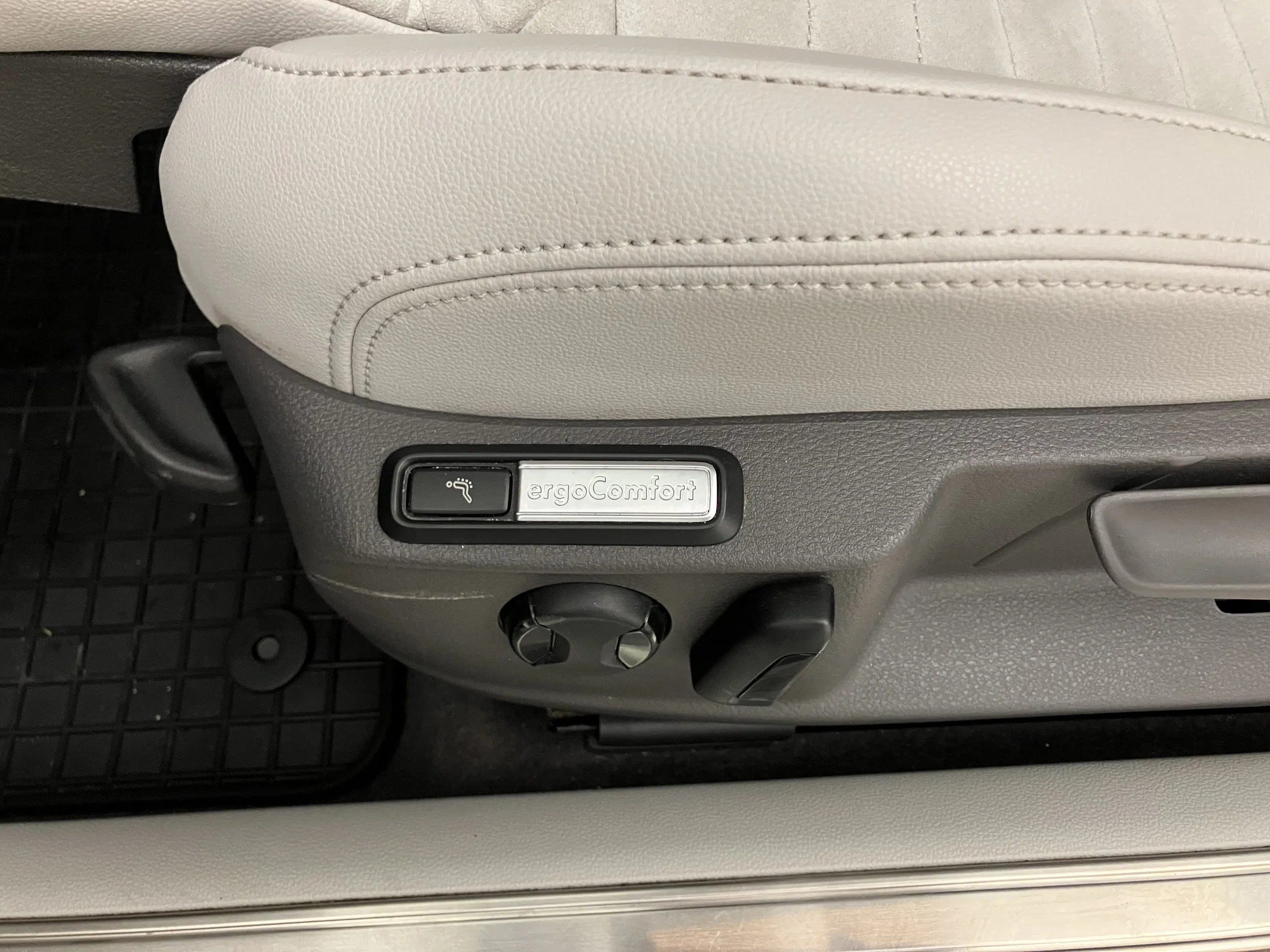 VW Passat Variant 2.0 TDI BMT Elegance | Bild 13 von 31