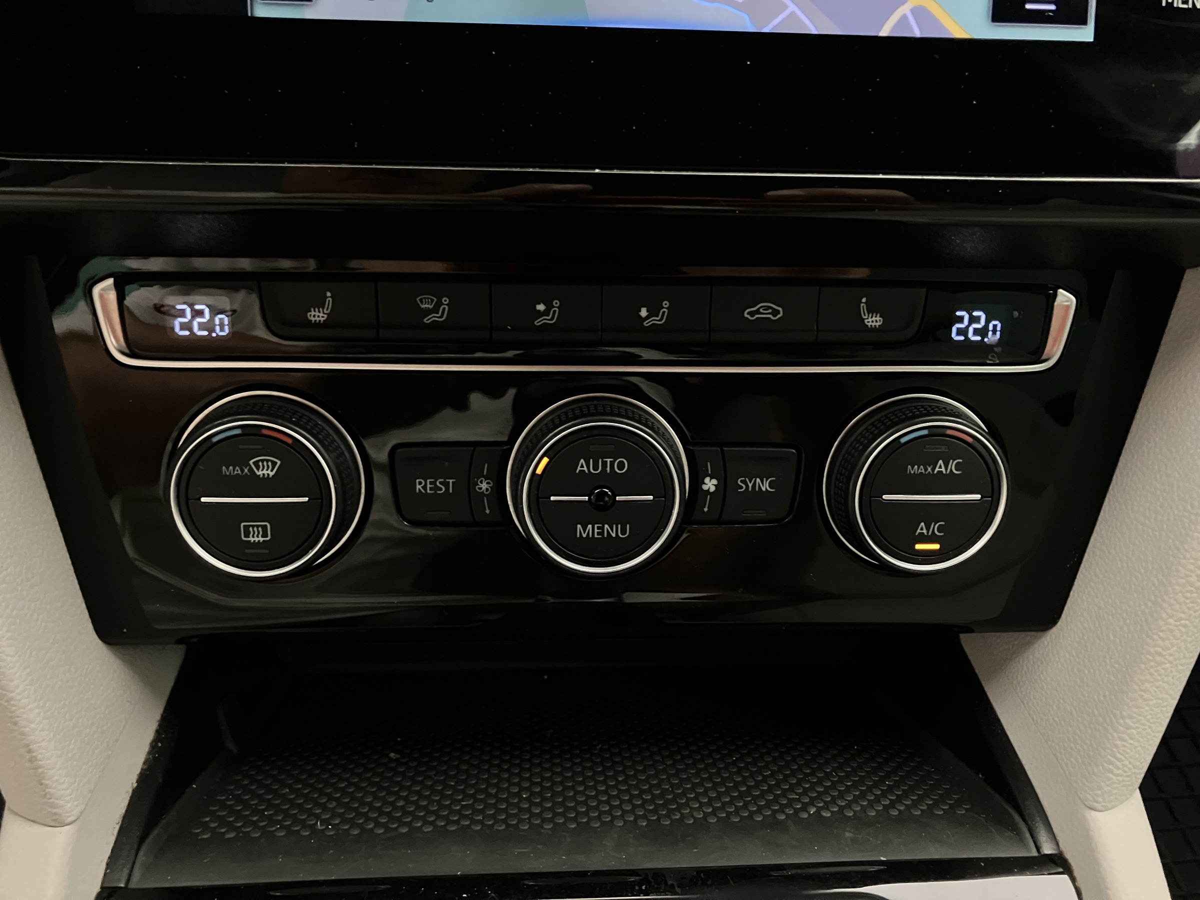 VW Passat Variant 2.0 TDI BMT Elegance | Bild 24 von 31