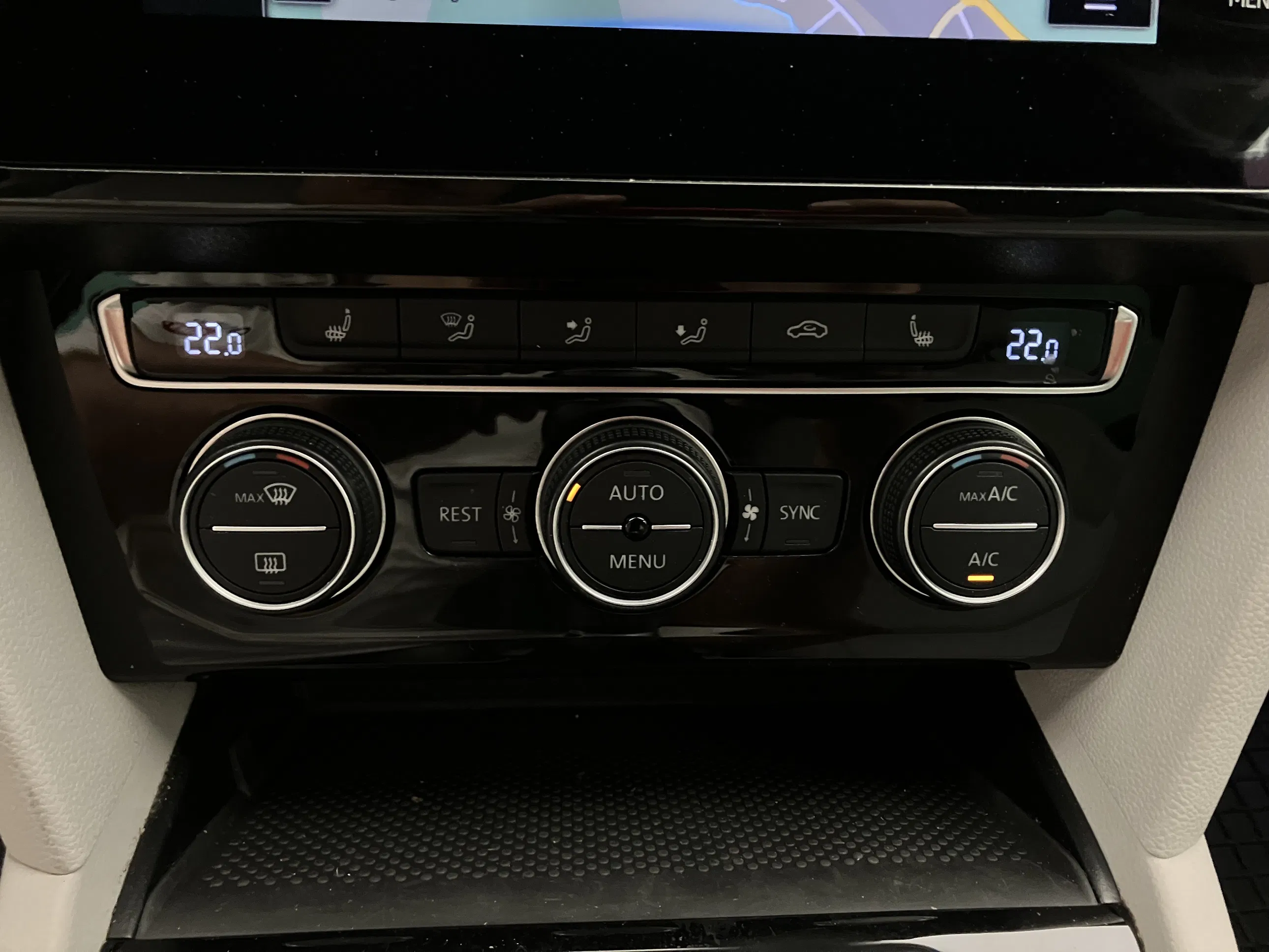 VW Passat Variant 2.0 TDI BMT Elegance | Bild 24 von 31