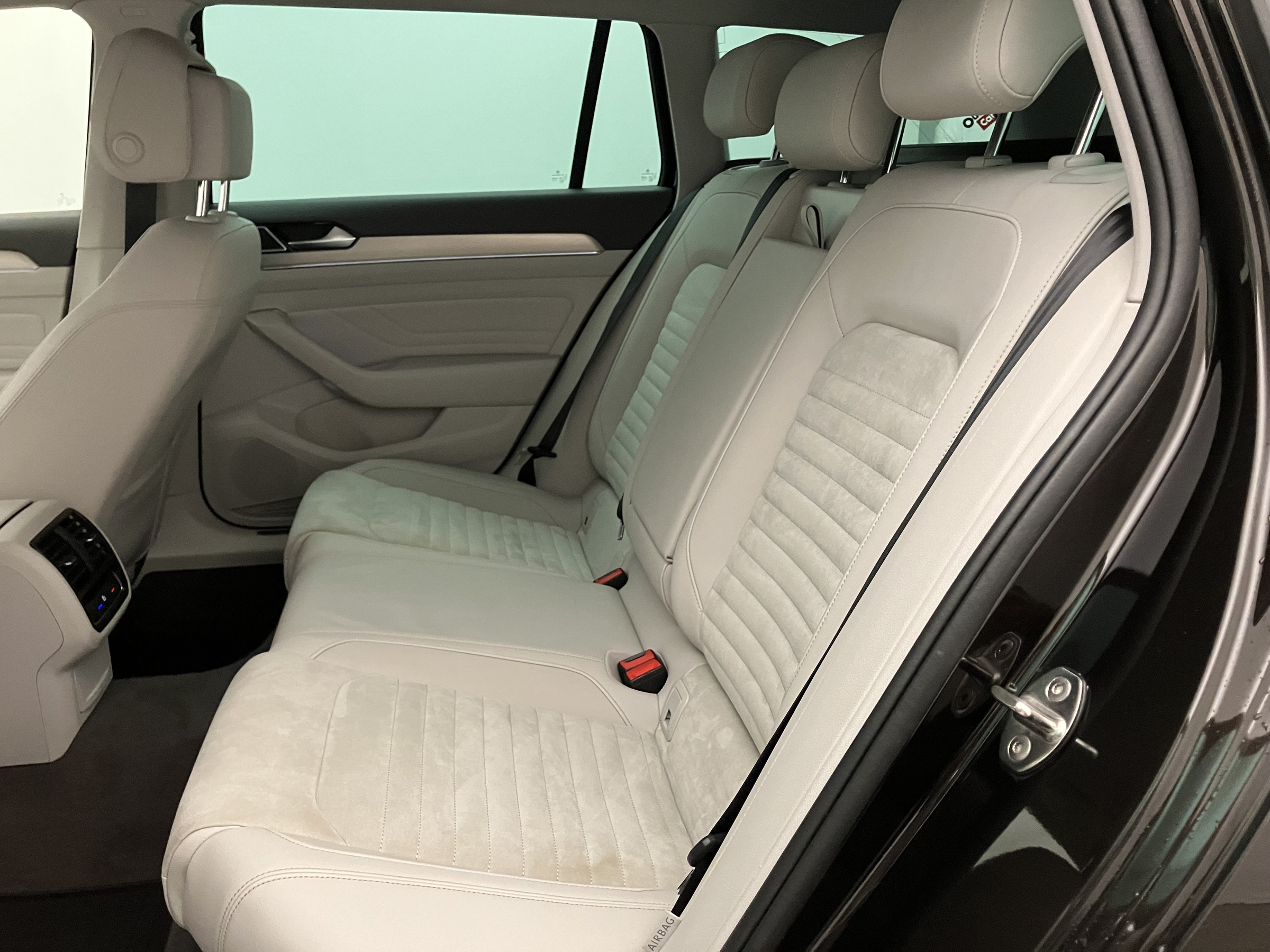 VW Passat Variant 2.0 TDI BMT Elegance | Bild 26 von 31