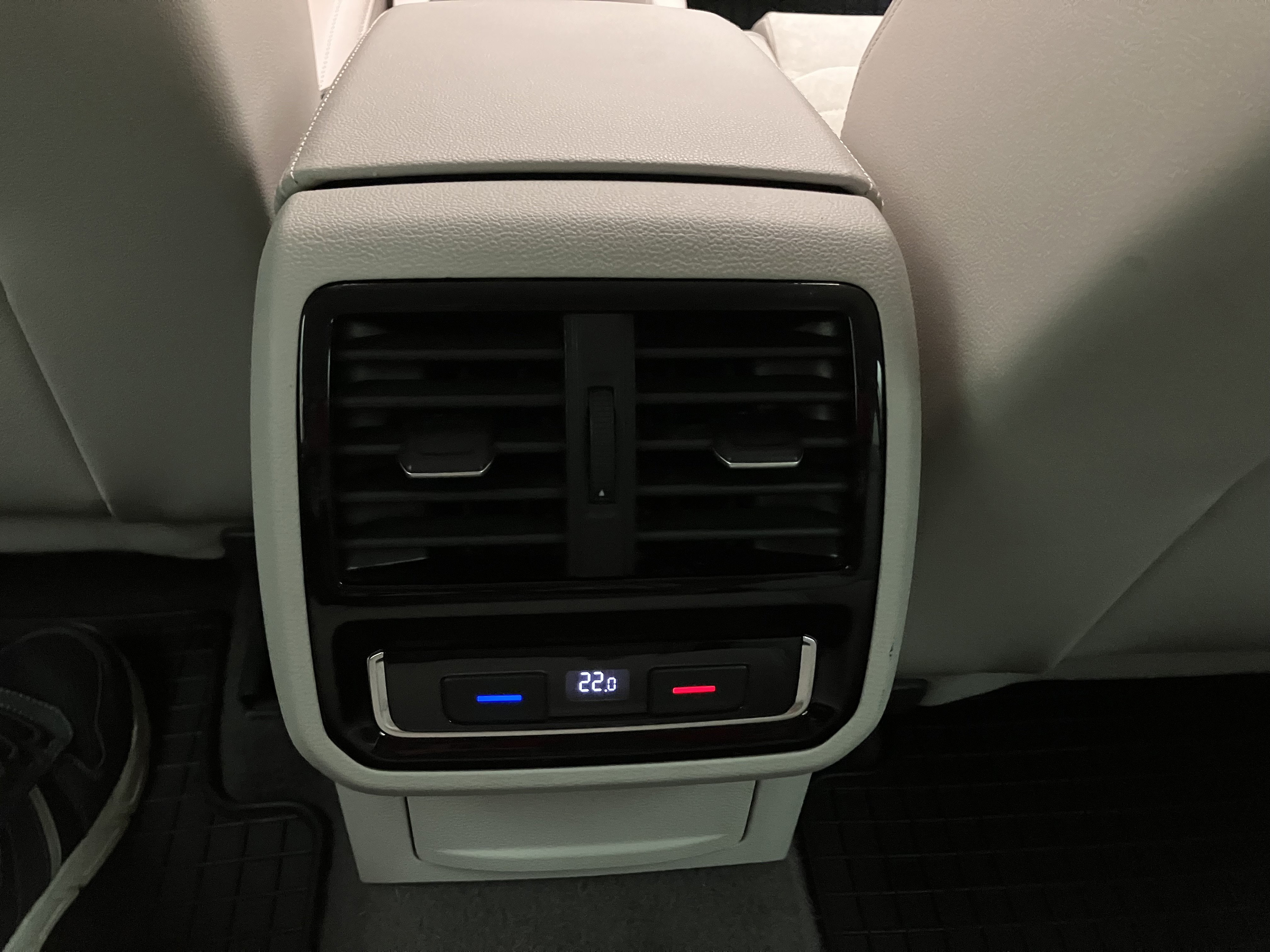 VW Passat Variant 2.0 TDI BMT Elegance | Bild 28 von 31