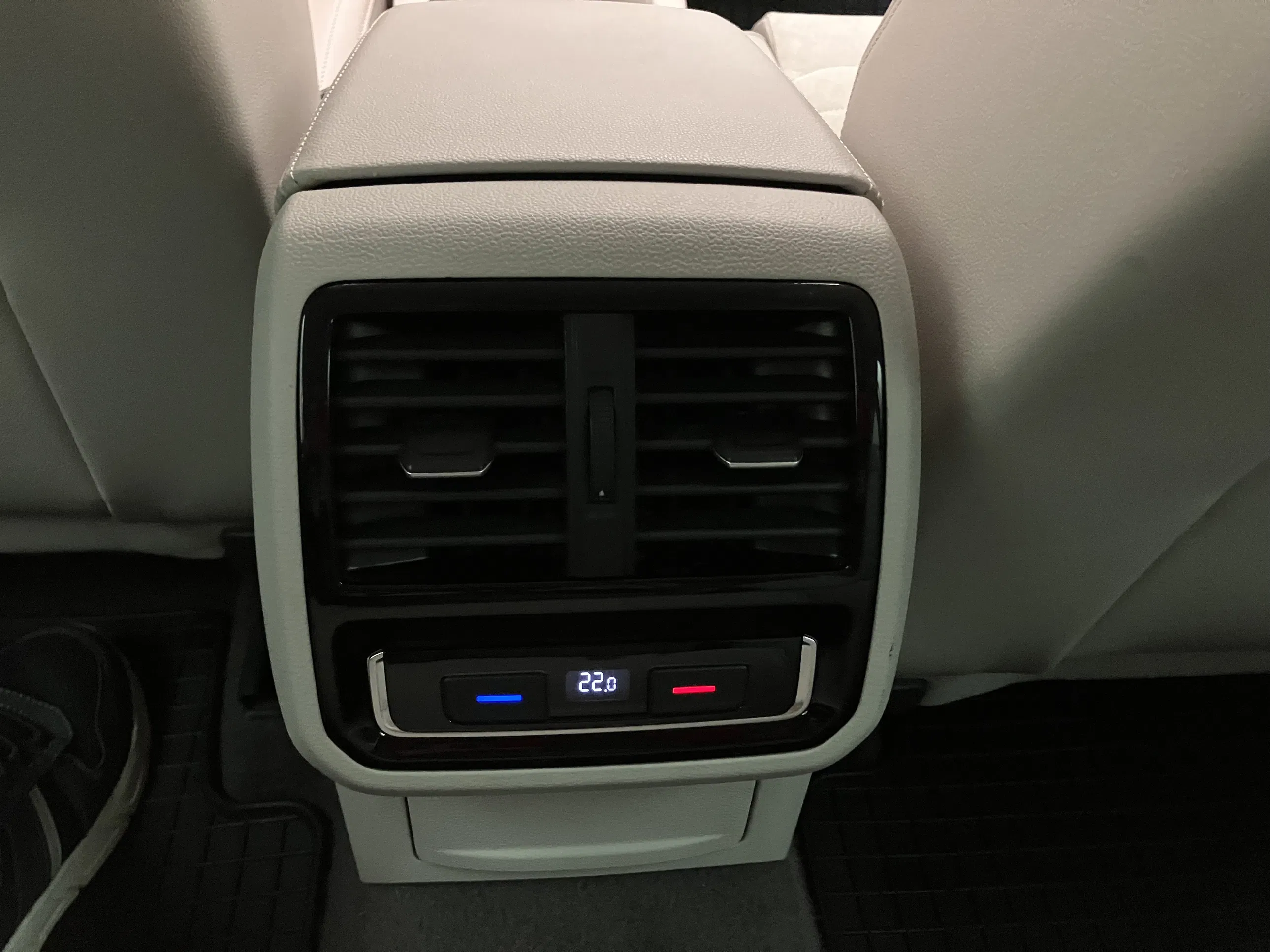 VW Passat Variant 2.0 TDI BMT Elegance | Bild 28 von 31