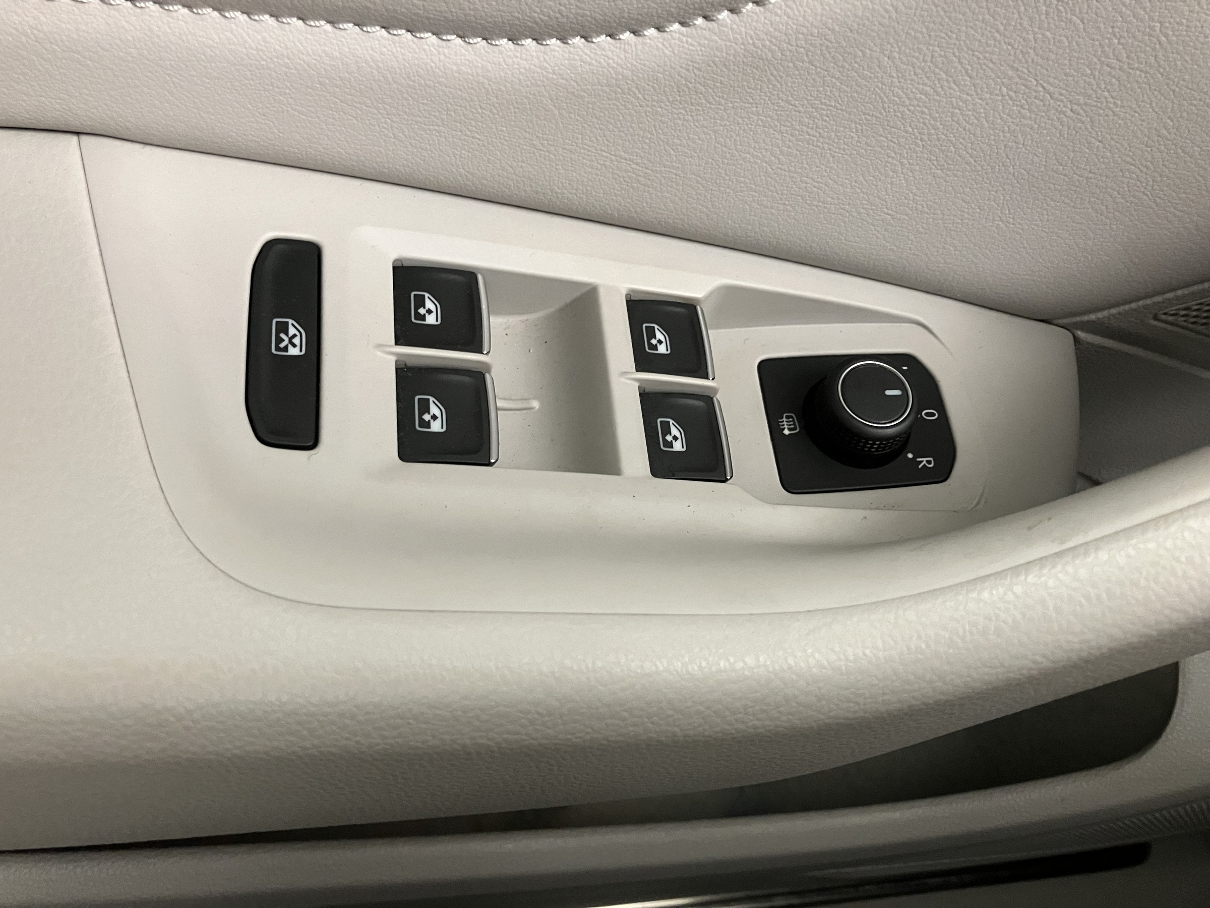 VW Passat Variant 2.0 TDI BMT Elegance | Bild 10 von 31