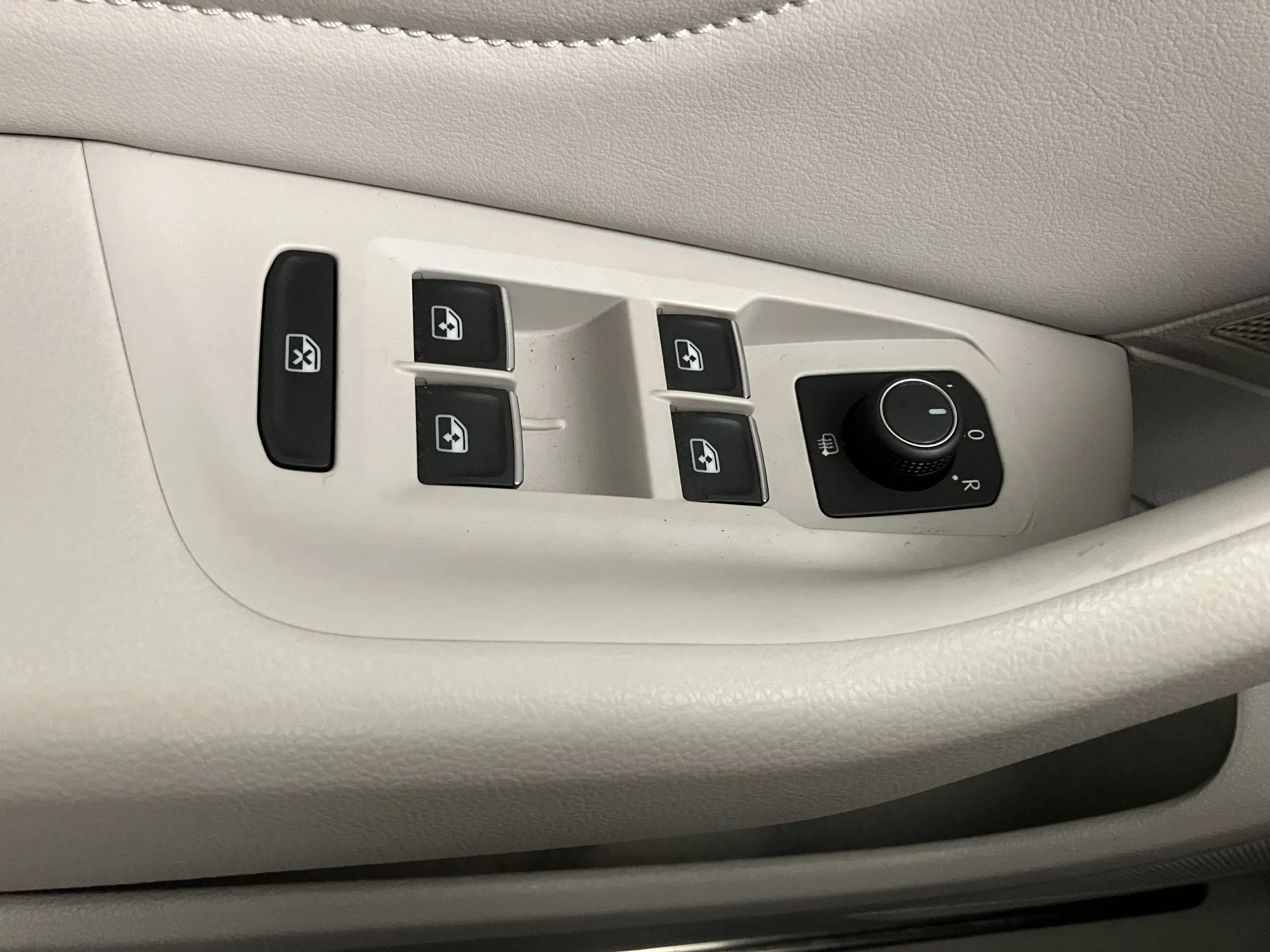 VW Passat Variant 2.0 TDI BMT Elegance | Bild 10 von 31