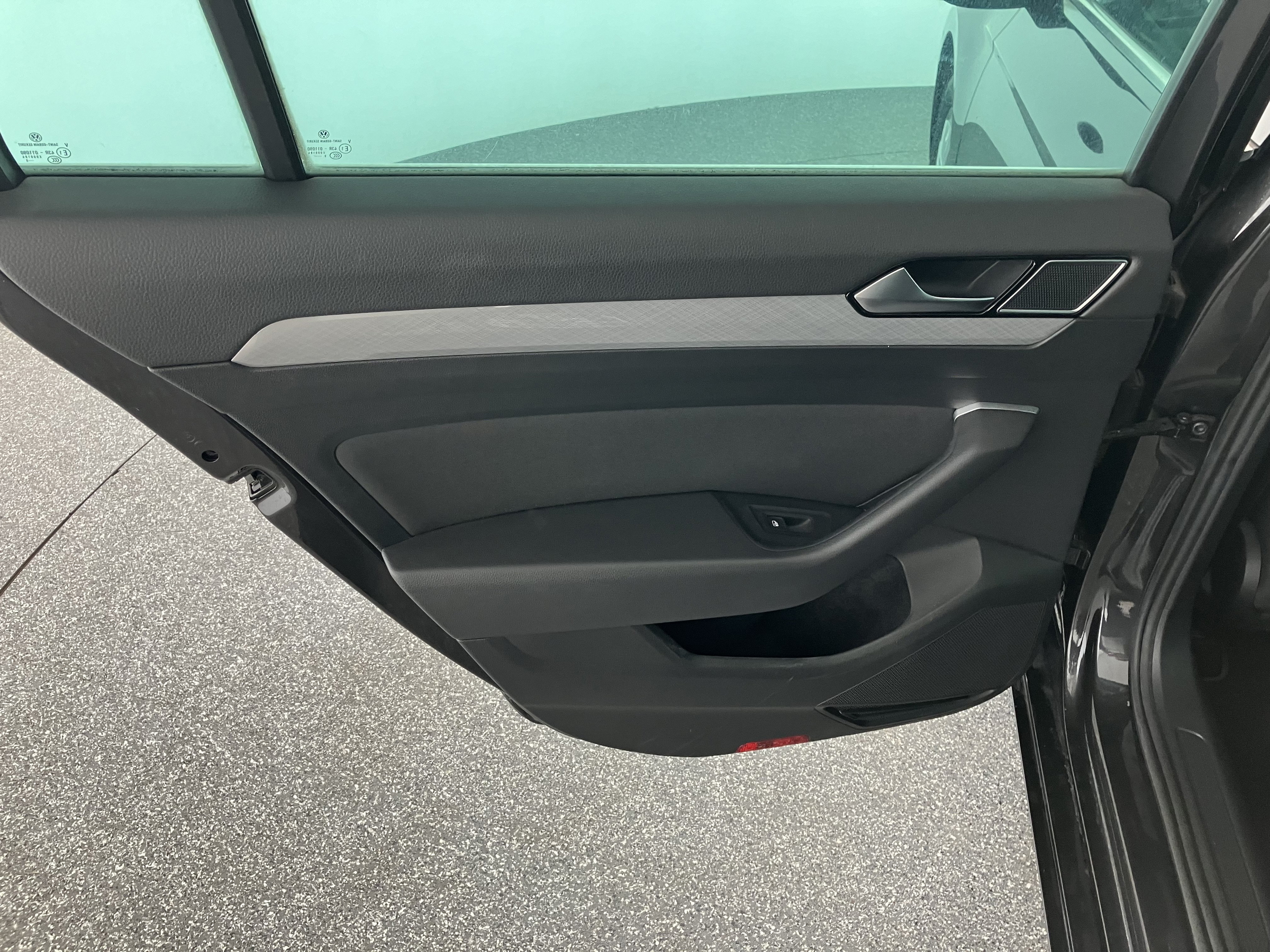 VW Passat Variant 2.0 TDI 4Motion BMT Business | Bild 21 von 31