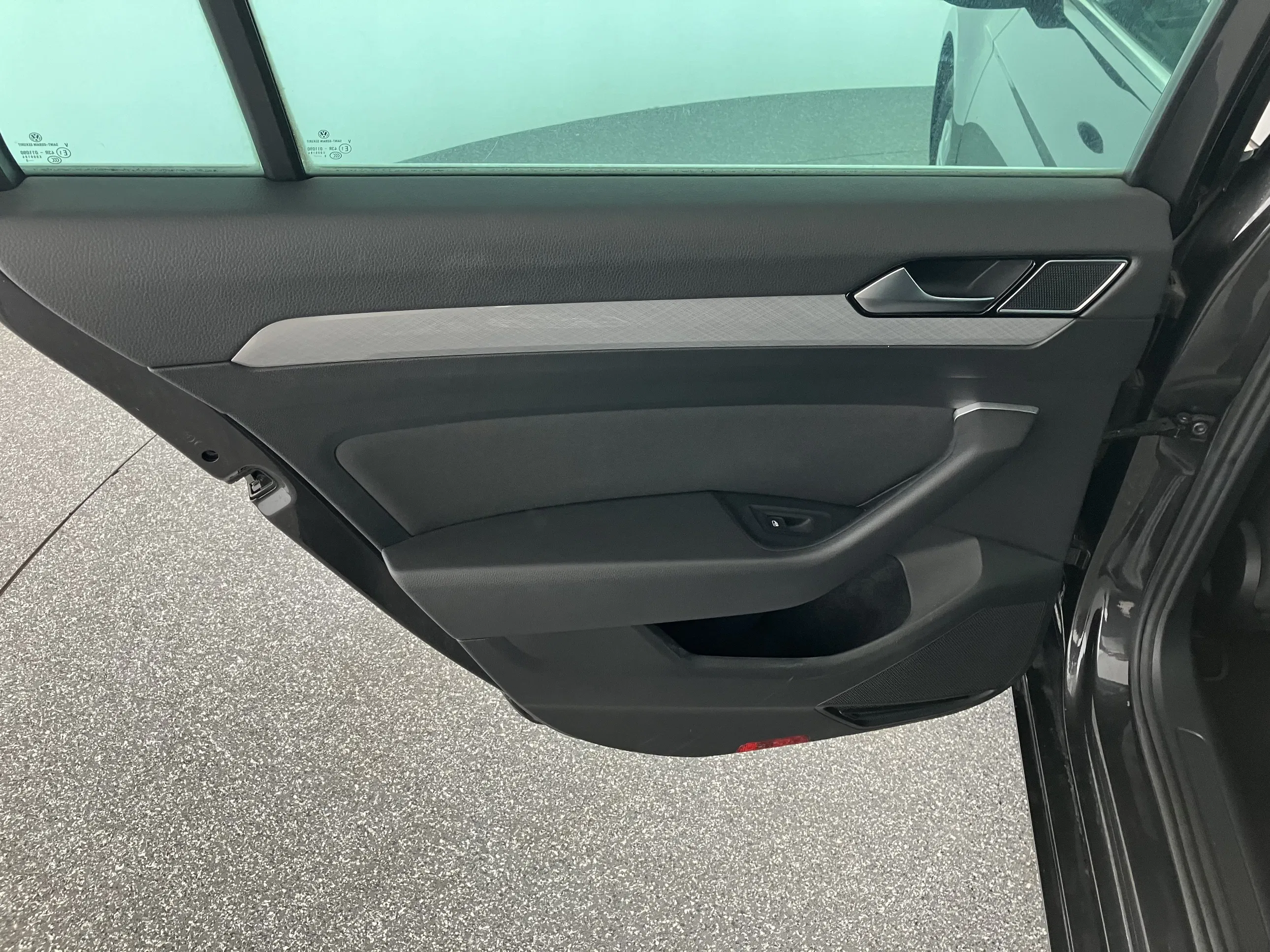 VW Passat Variant 2.0 TDI 4Motion BMT Business | Bild 21 von 31