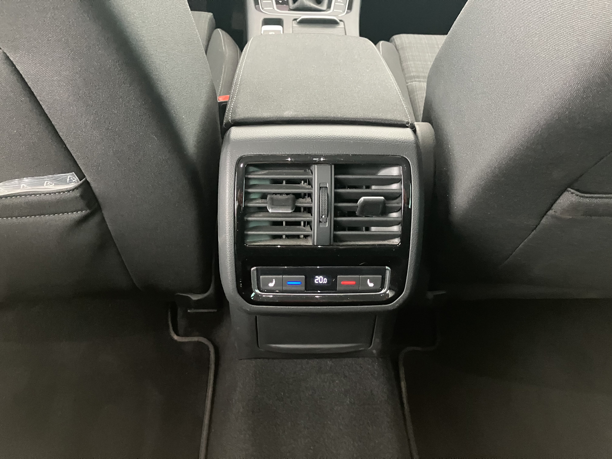 VW Passat Variant 2.0 TDI 4Motion BMT Business | Bild 22 von 31