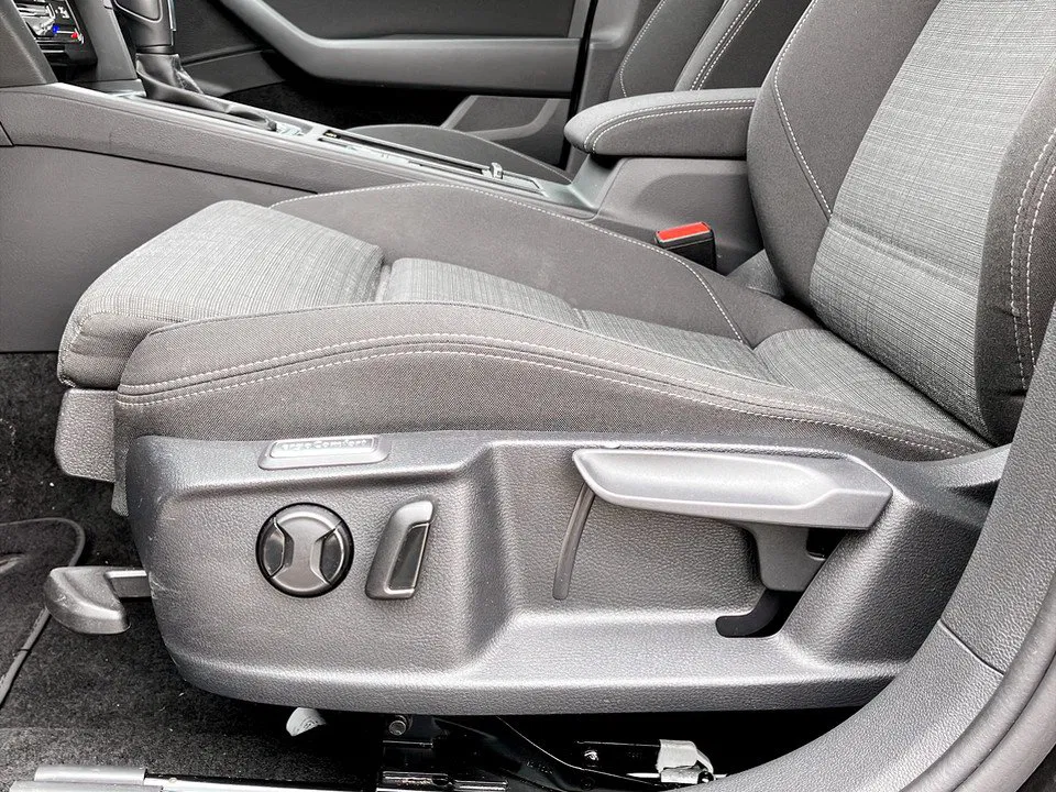 VW Passat Variant 2.0 TDI Bus. DSG | Bild 18 von 22