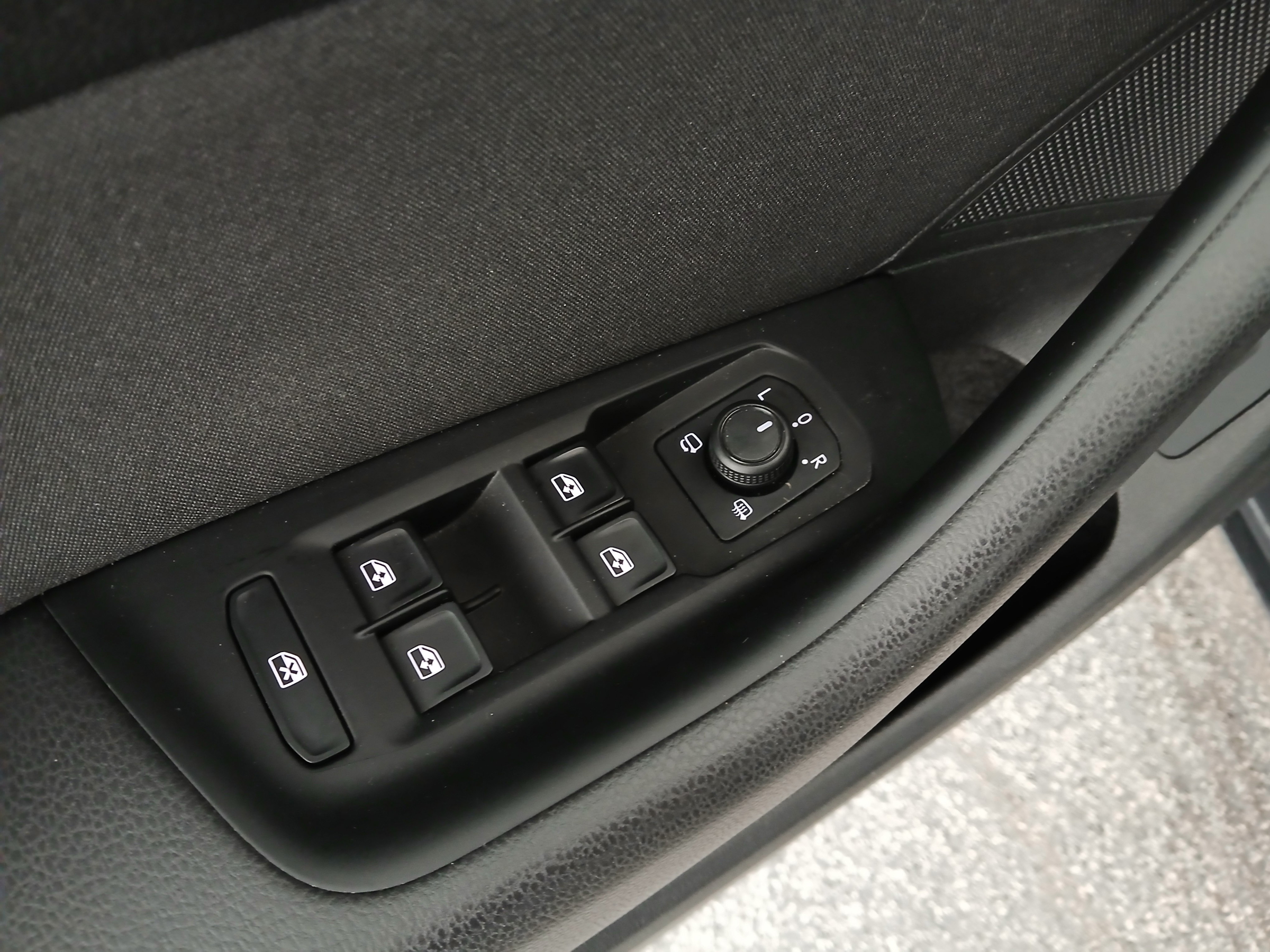 VW Passat Variant 1.5 TSI BMT Business | Bild 12 von 29