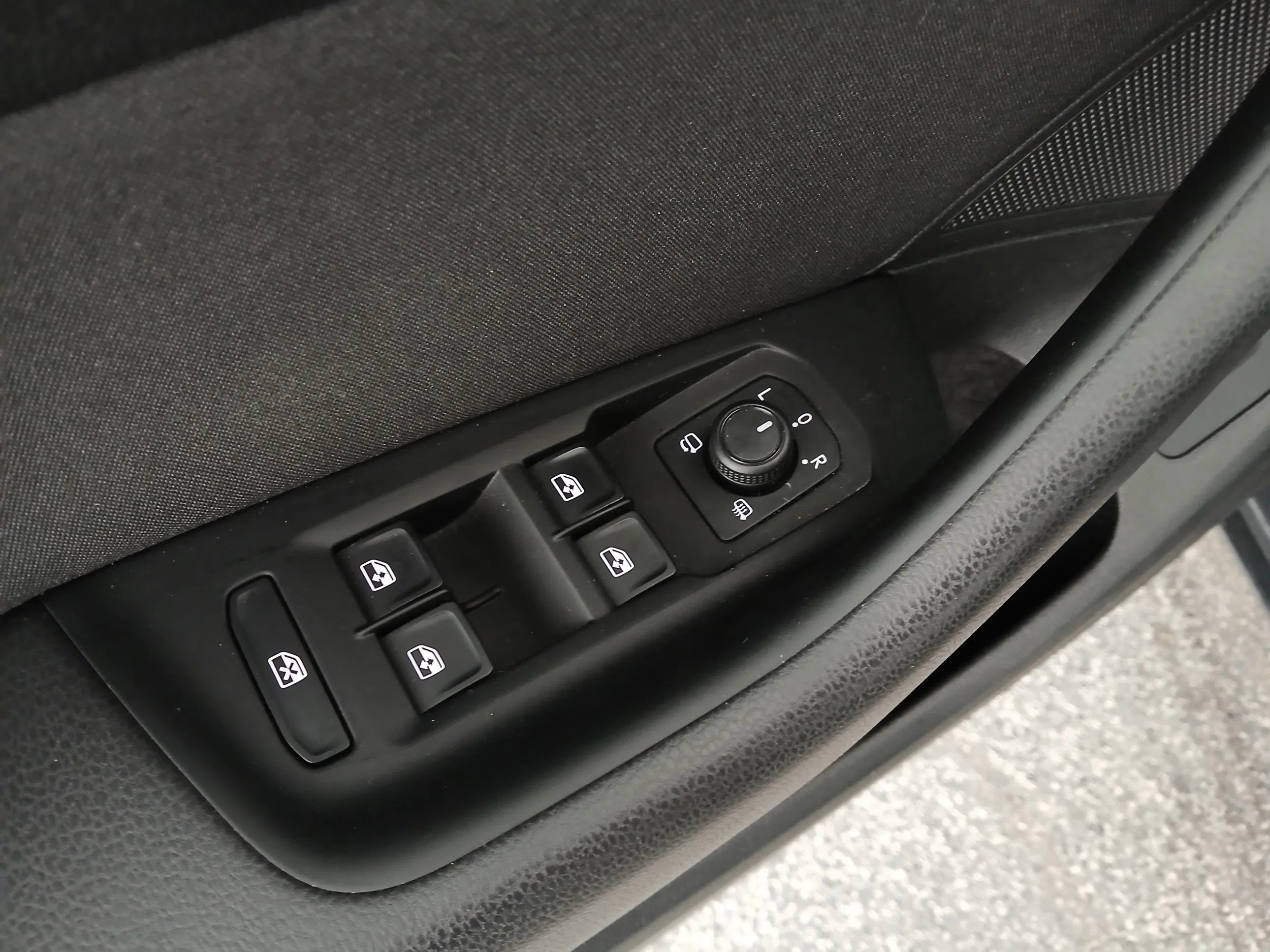 VW Passat Variant 1.5 TSI BMT Business | Bild 12 von 29