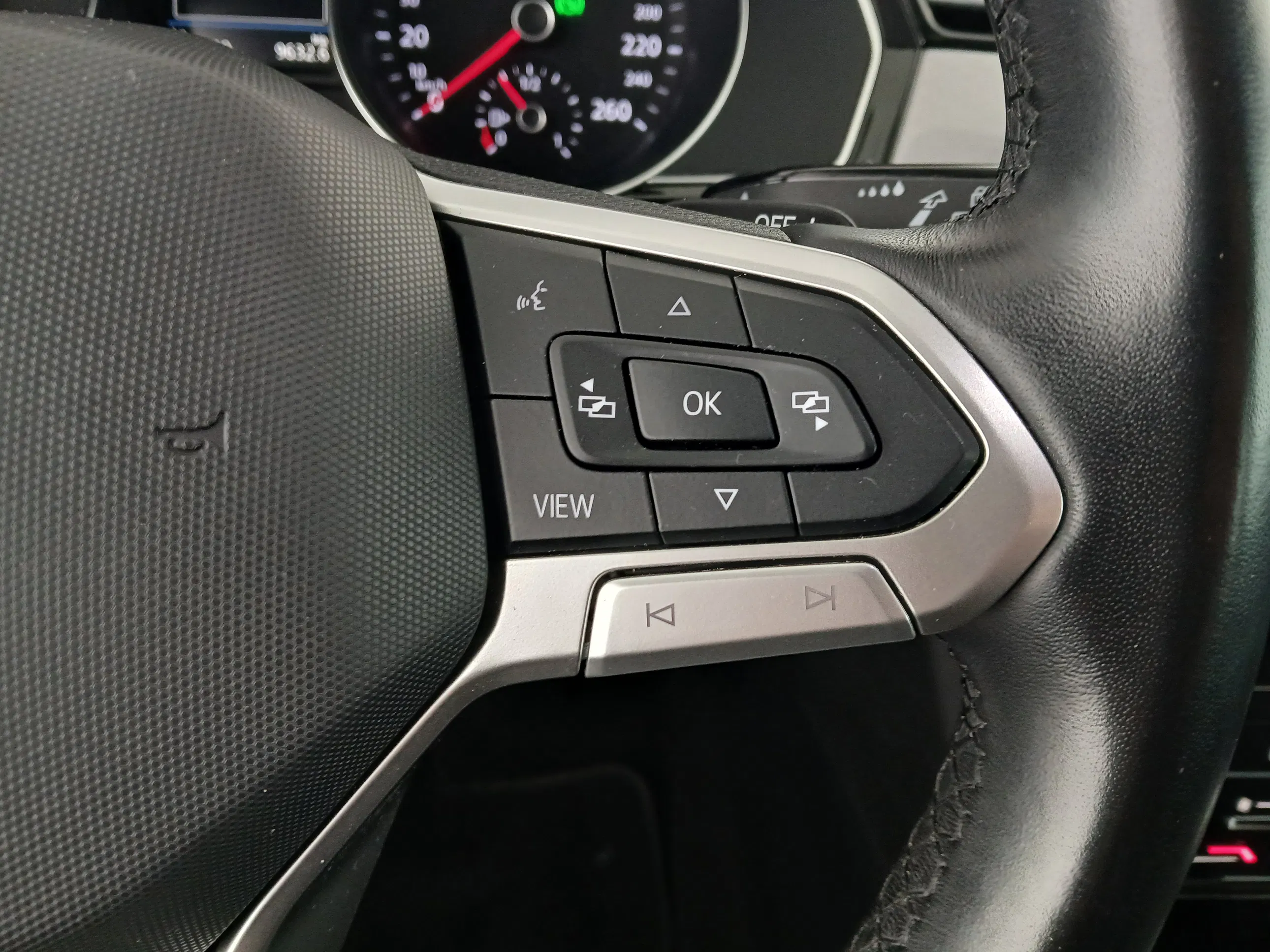 VW Passat Variant 1.5 TSI BMT Business | Bild 18 von 29