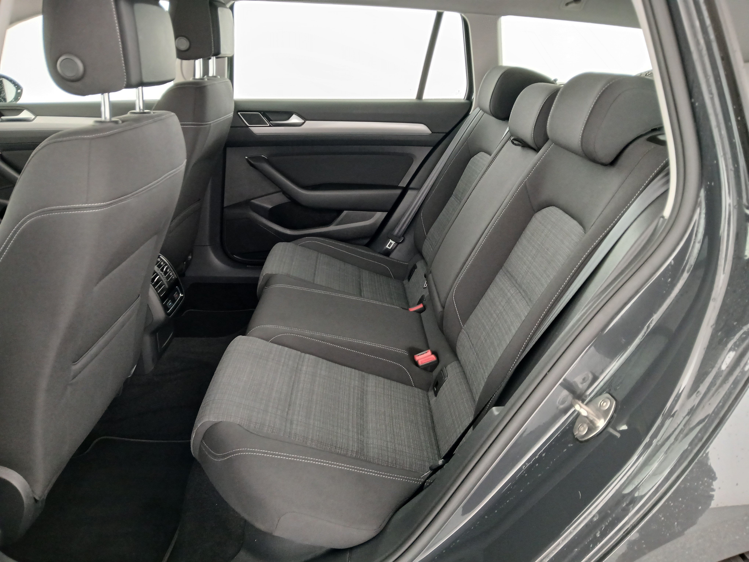 VW Passat Variant 1.5 TSI BMT Business | Bild 27 von 29