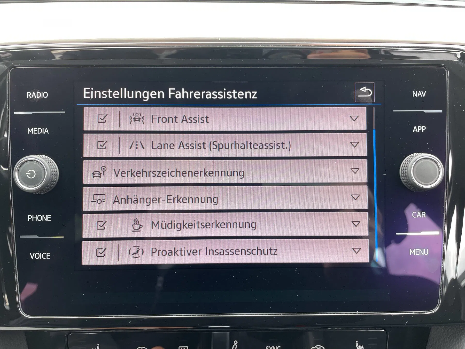 VW Passat Variant 2.0 TDI BMT Elegance | Bild 21 von 28