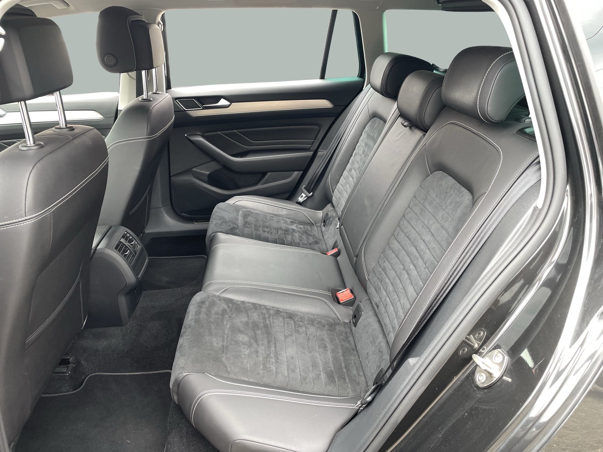 VW Passat Variant 2.0 TDI BMT Elegance | Bild 24 von 28