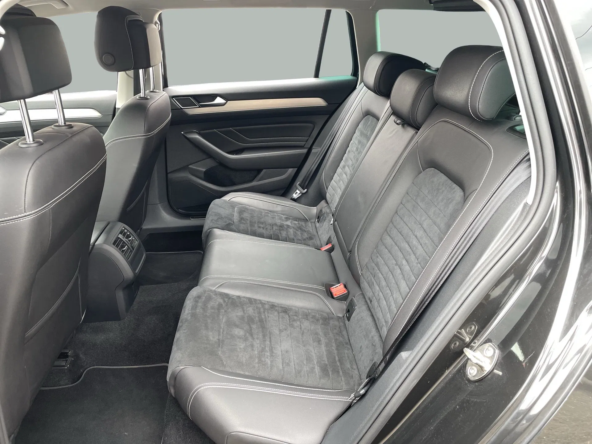 VW Passat Variant 2.0 TDI BMT Elegance | Bild 24 von 28