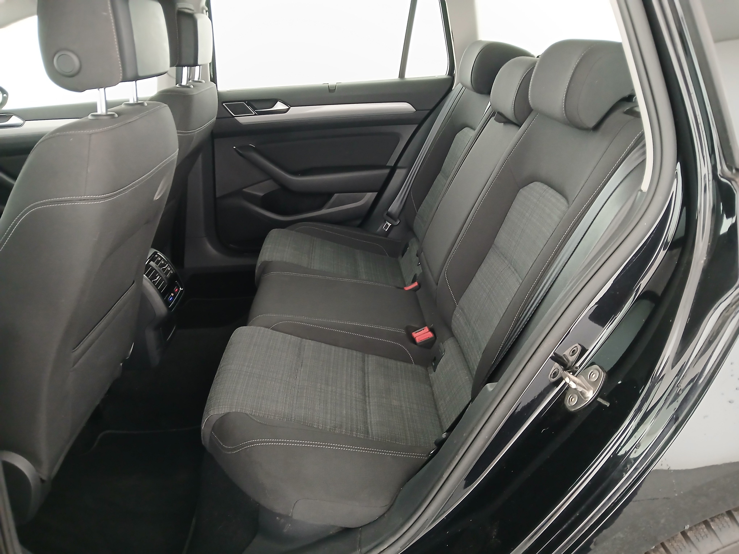 VW Passat Variant 2.0 TDI BMT Business | Bild 27 von 28