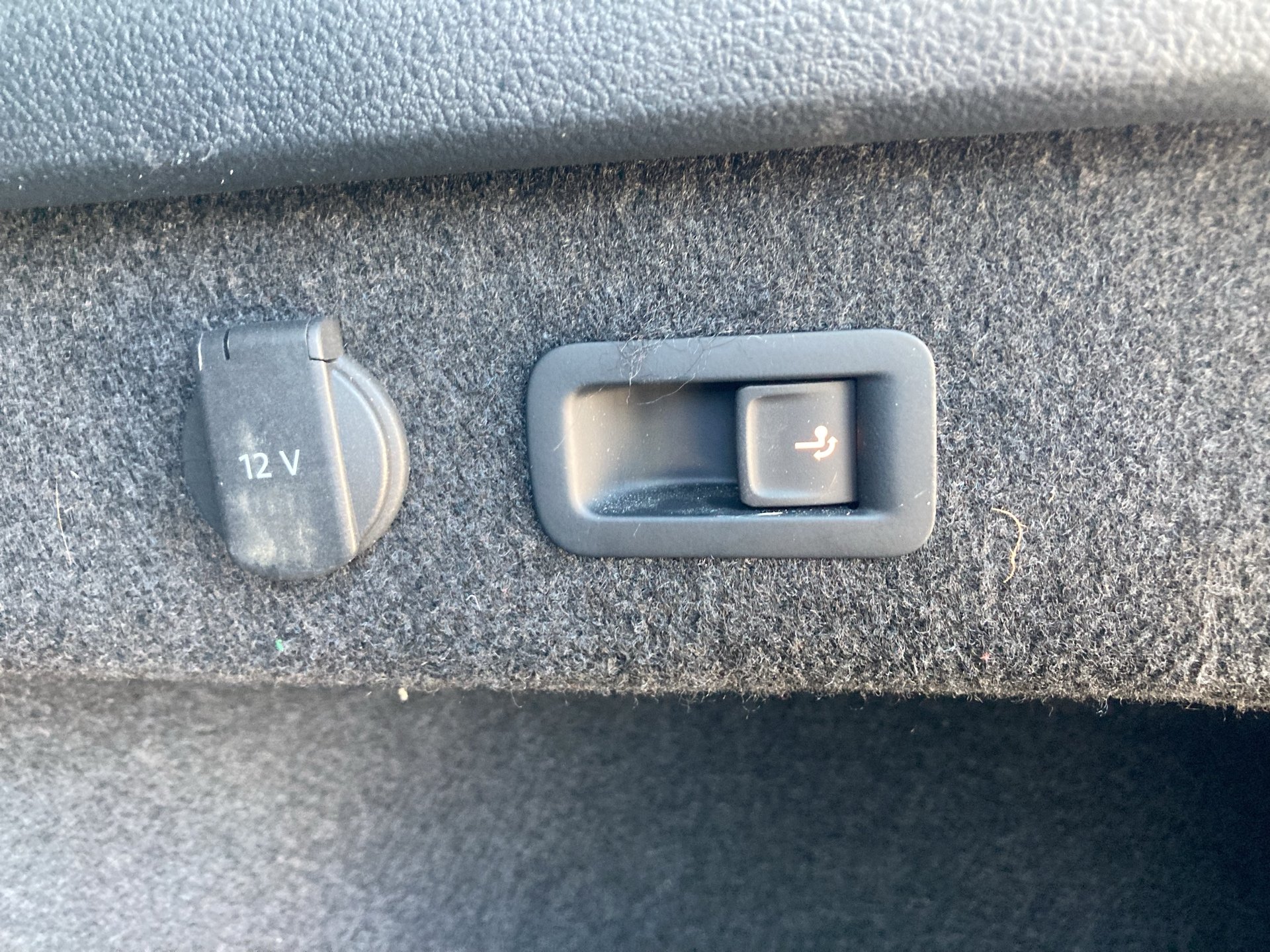 VW Passat Variant 1.5 TSI BMT Business | Bild 27 von 30