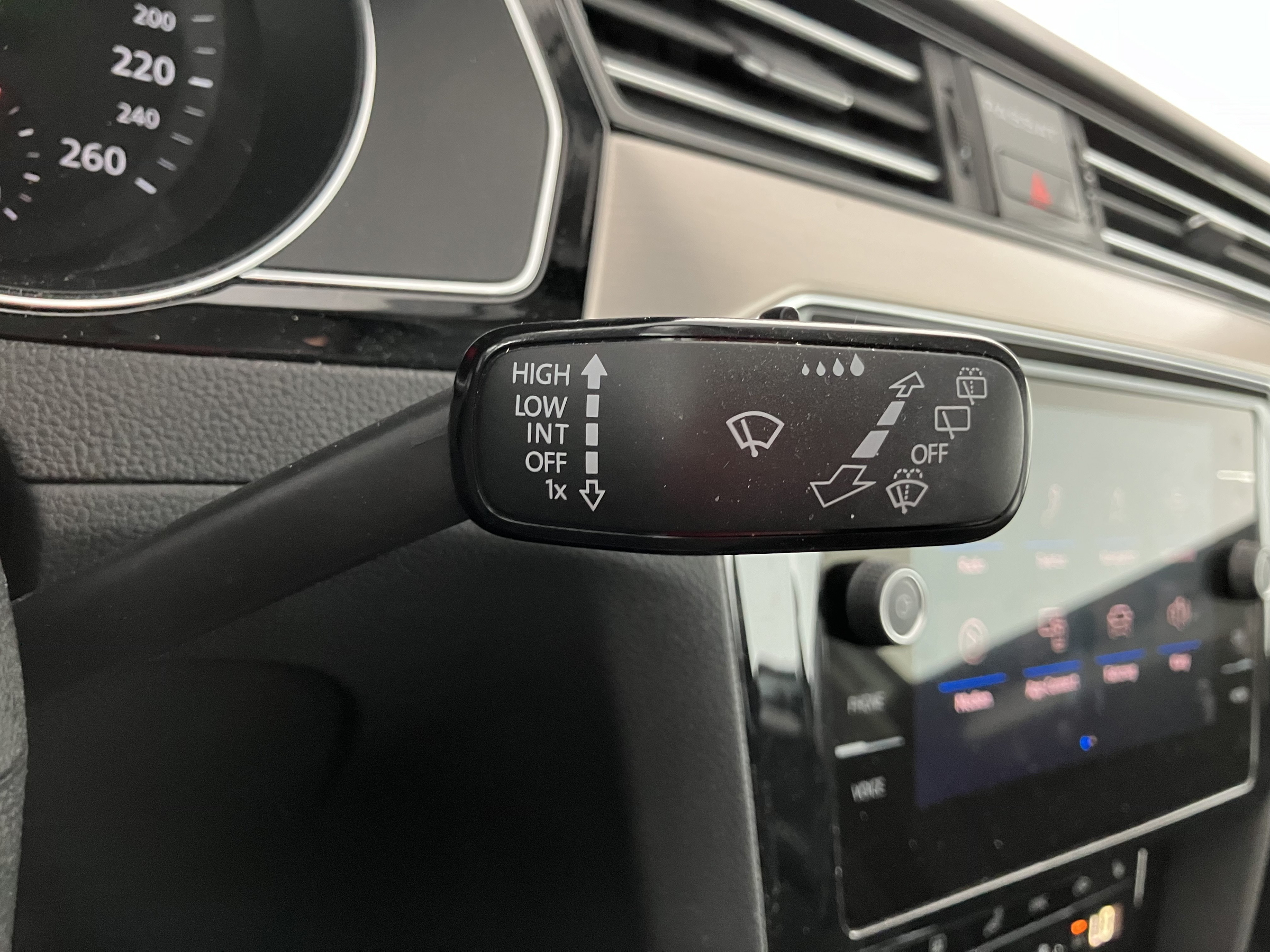 VW Passat Variant 2.0 TDI 4Motion BMT Elegance | Bild 23 von 31