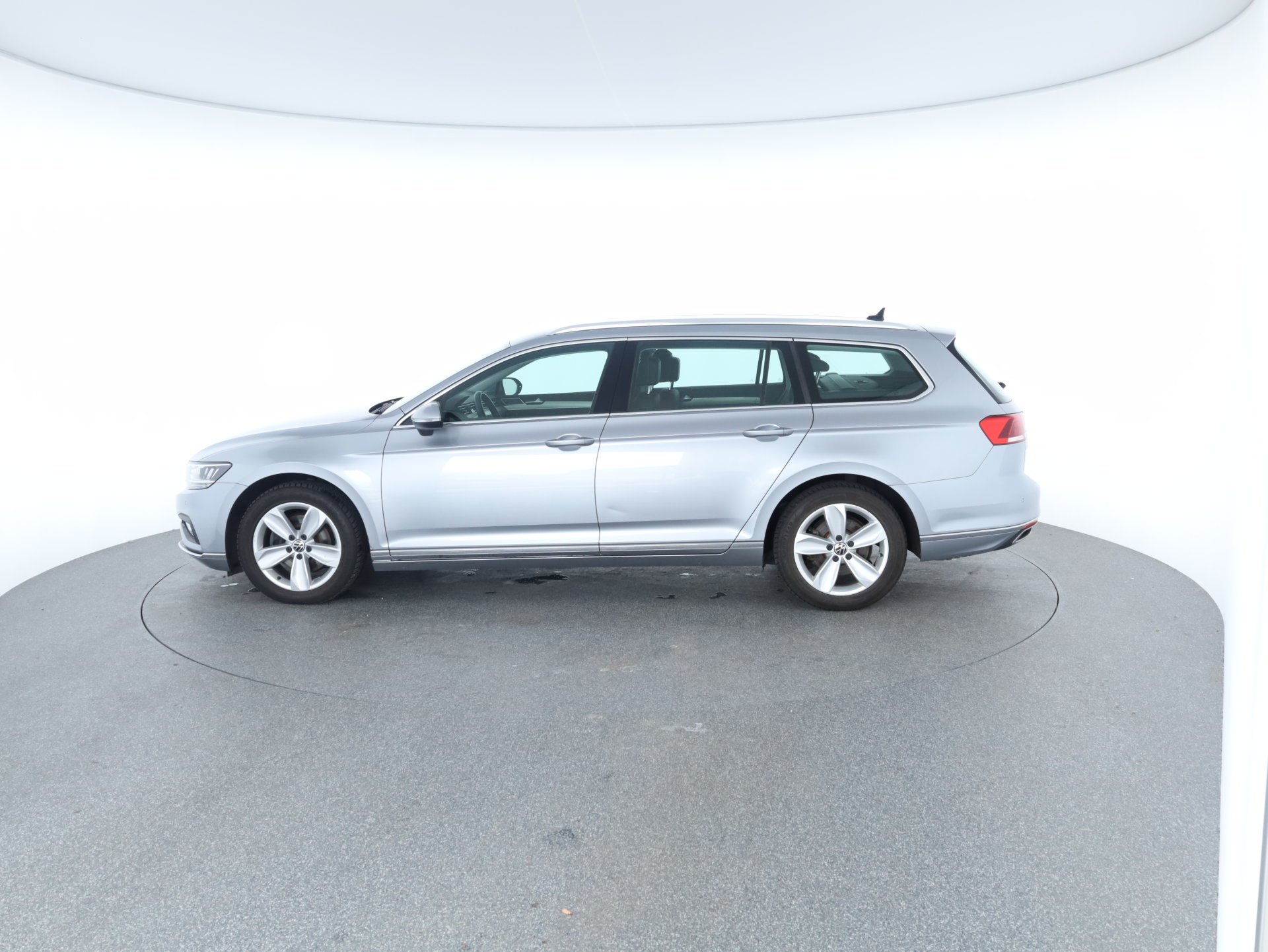 VW Passat Variant 2.0 TDI 4Motion BMT Elegance | Bild 26 von 31