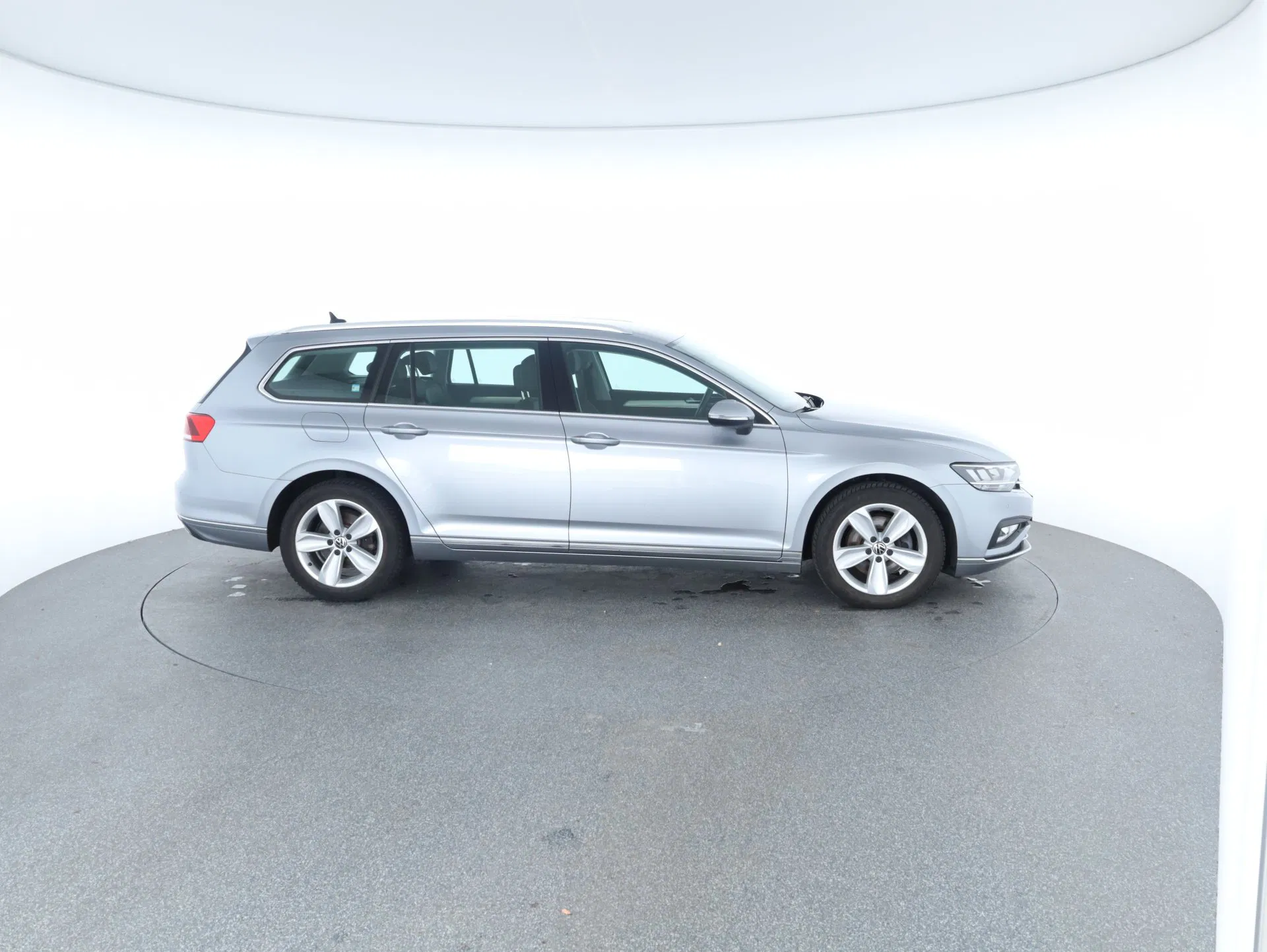 VW Passat Variant 2.0 TDI 4Motion BMT Elegance | Bild 29 von 31