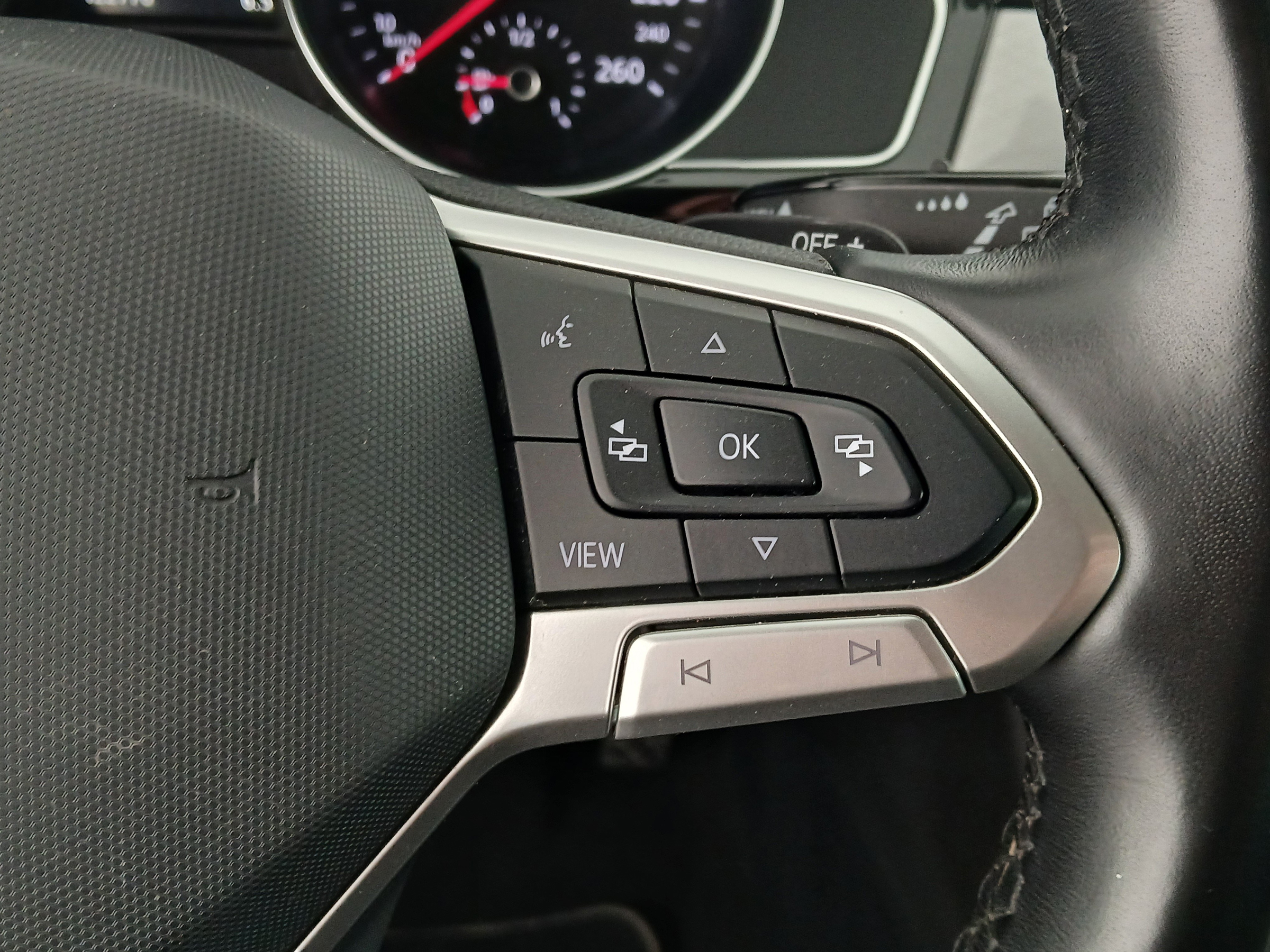 VW Passat Variant 2.0 TDI BMT Business | Bild 18 von 31