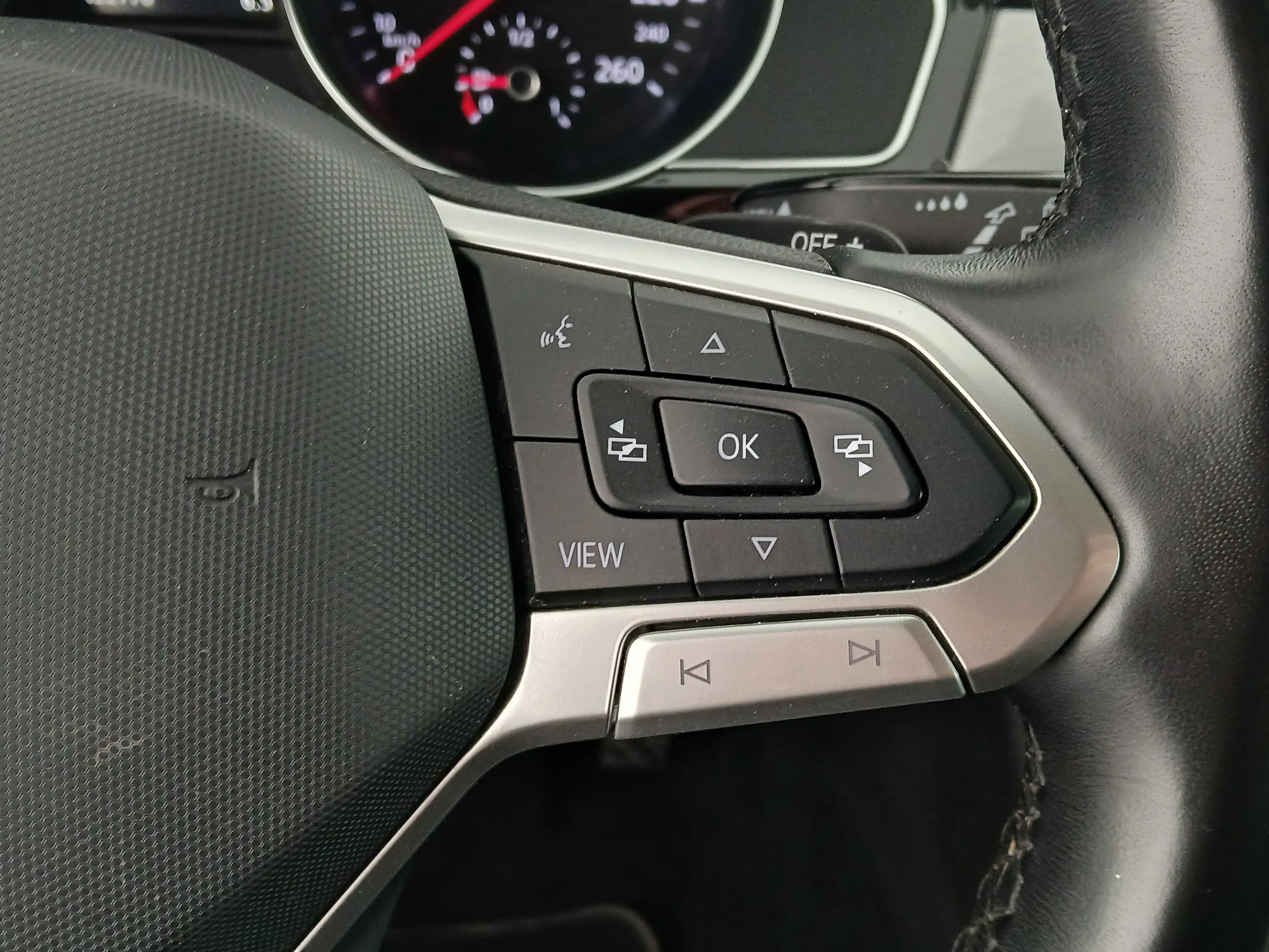 VW Passat Variant 2.0 TDI BMT Business | Bild 18 von 31