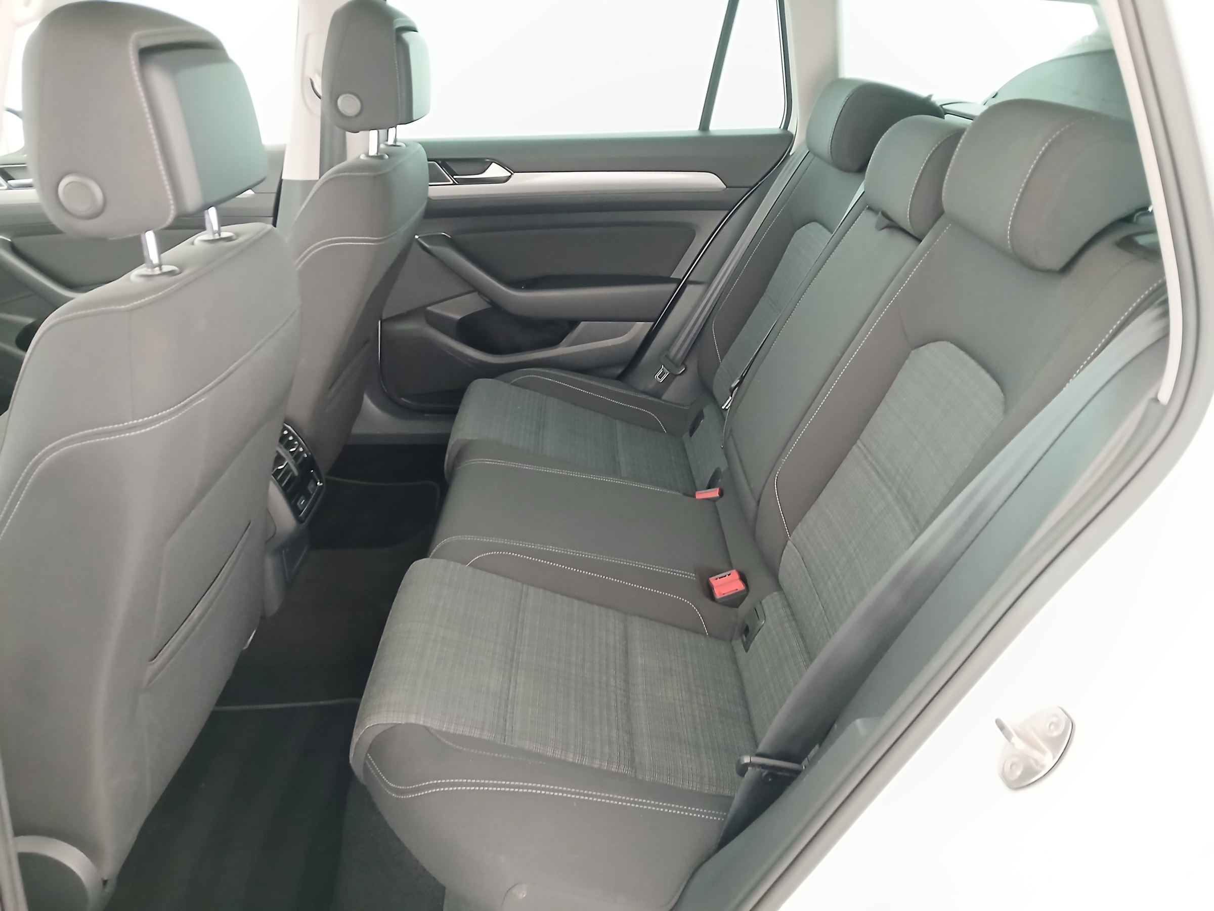 VW Passat Variant 2.0 TDI BMT Business | Bild 30 von 31