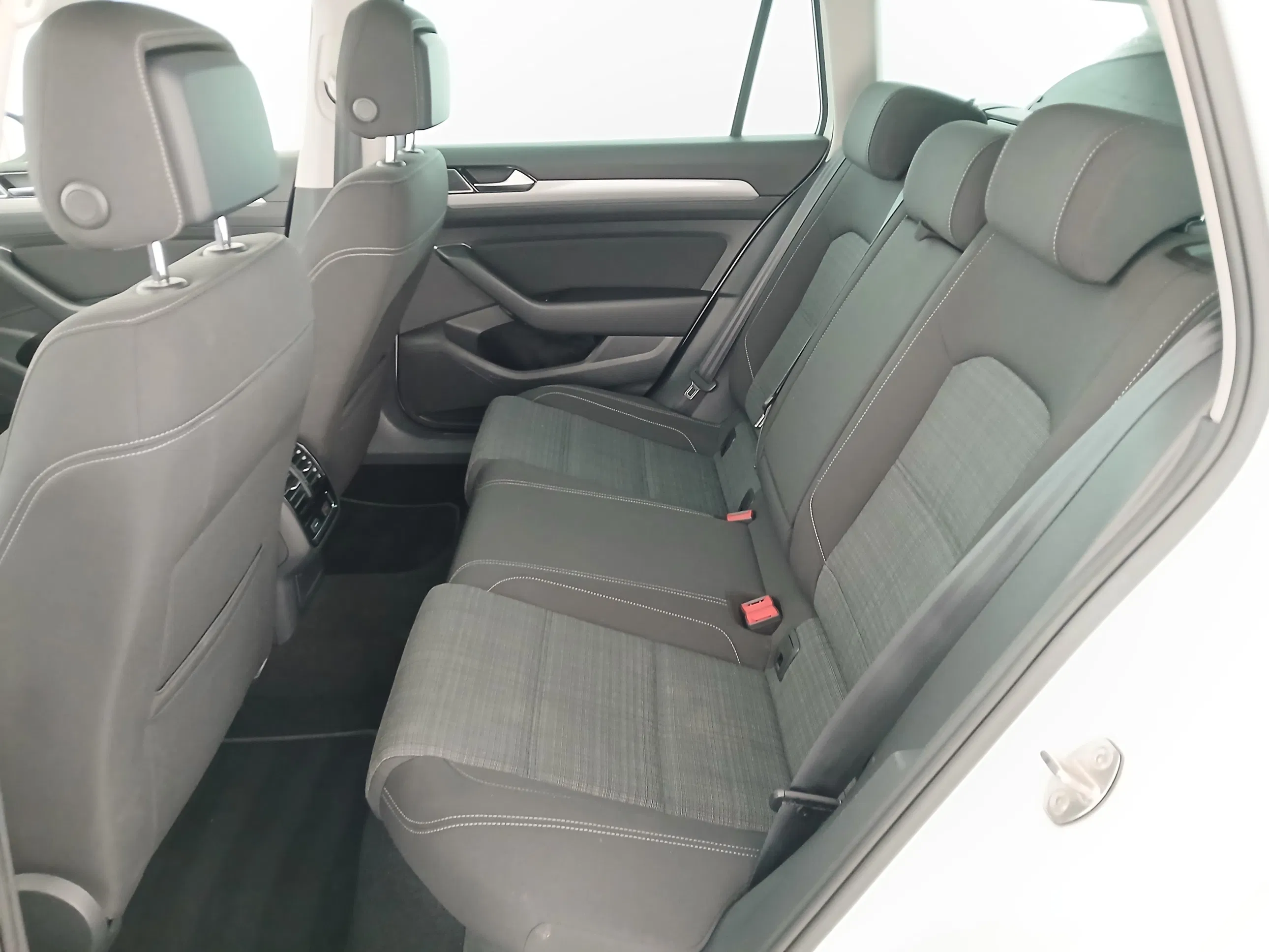 VW Passat Variant 2.0 TDI BMT Business | Bild 30 von 31