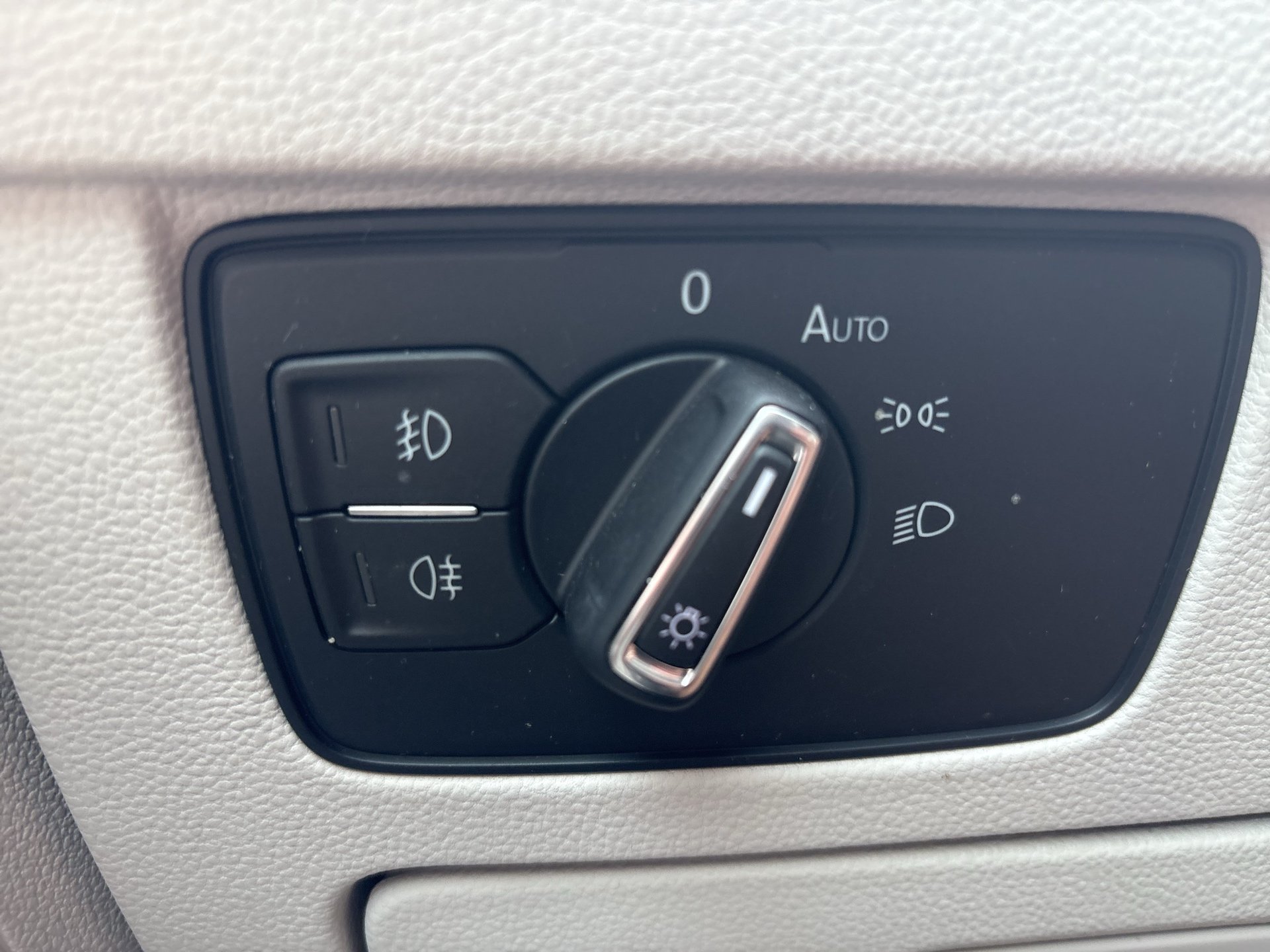 VW Passat Variant 2.0 TDI BMT Elegance | Bild 11 von 23