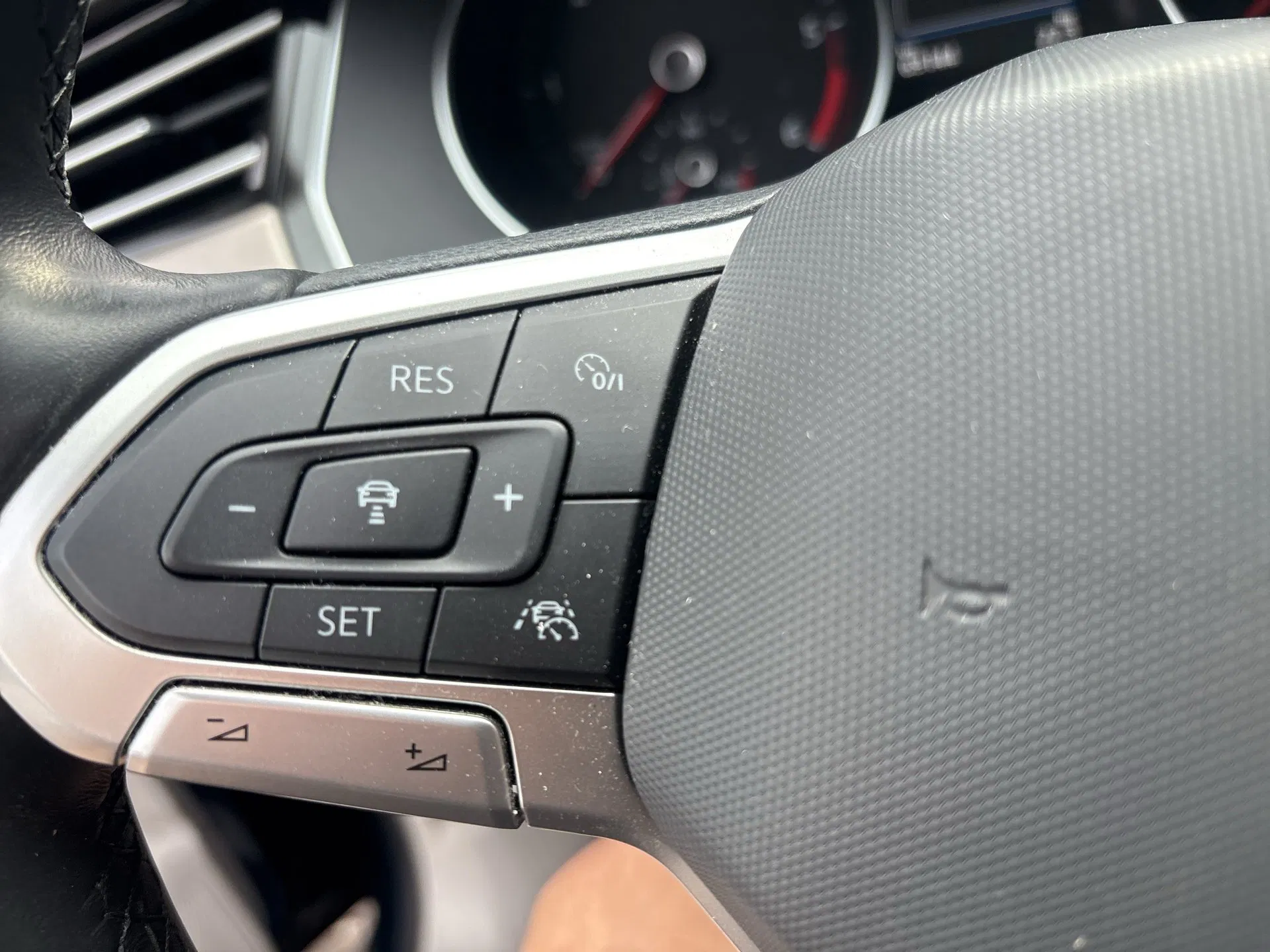 VW Passat Variant 2.0 TDI BMT Elegance | Bild 16 von 23