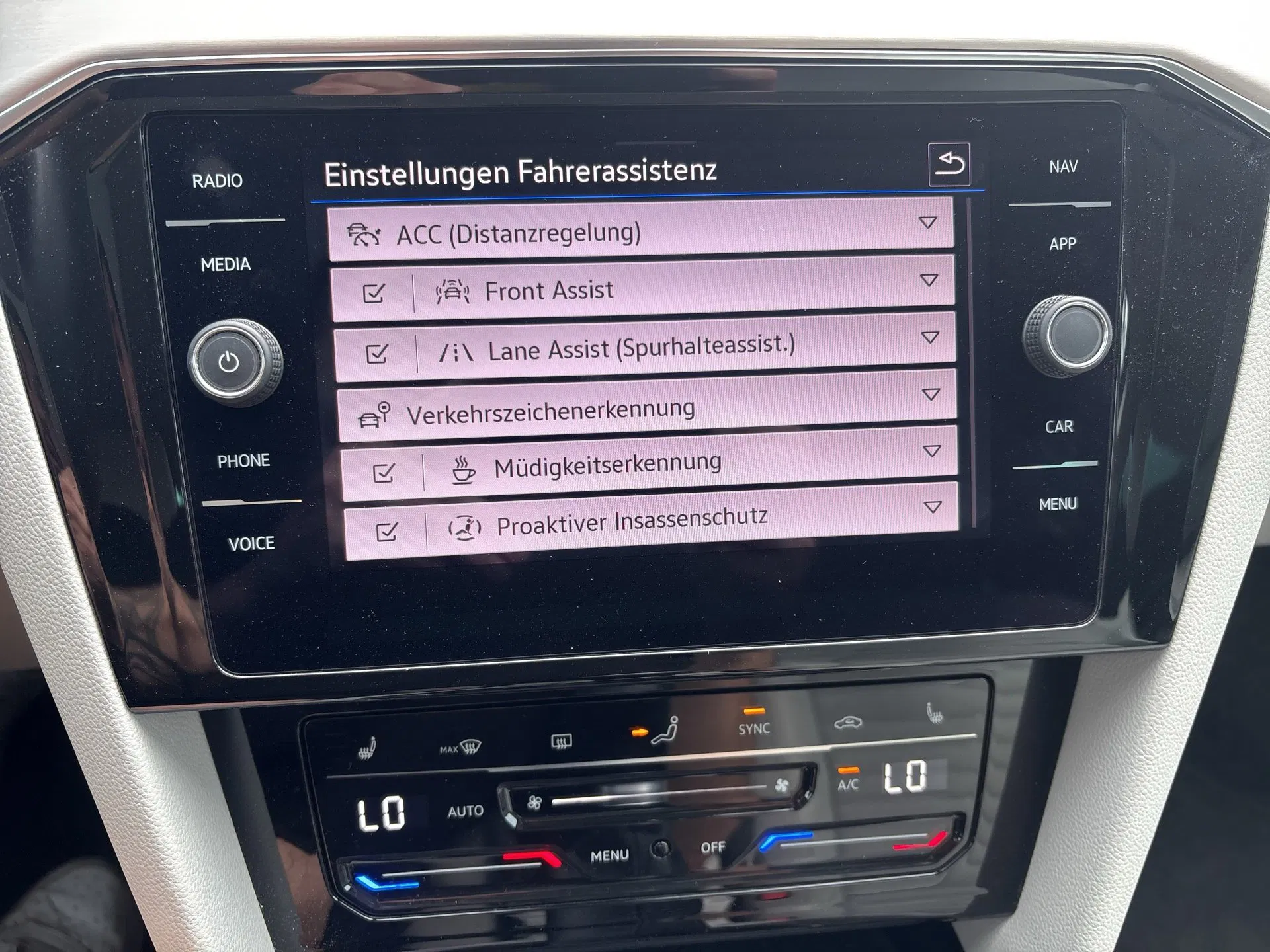 VW Passat Variant 2.0 TDI BMT Elegance | Bild 18 von 23