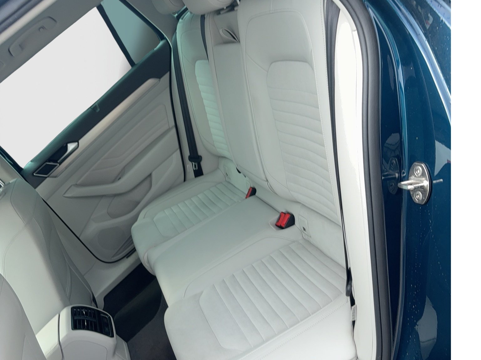 VW Passat Variant 2.0 TDI BMT Elegance | Bild 20 von 23