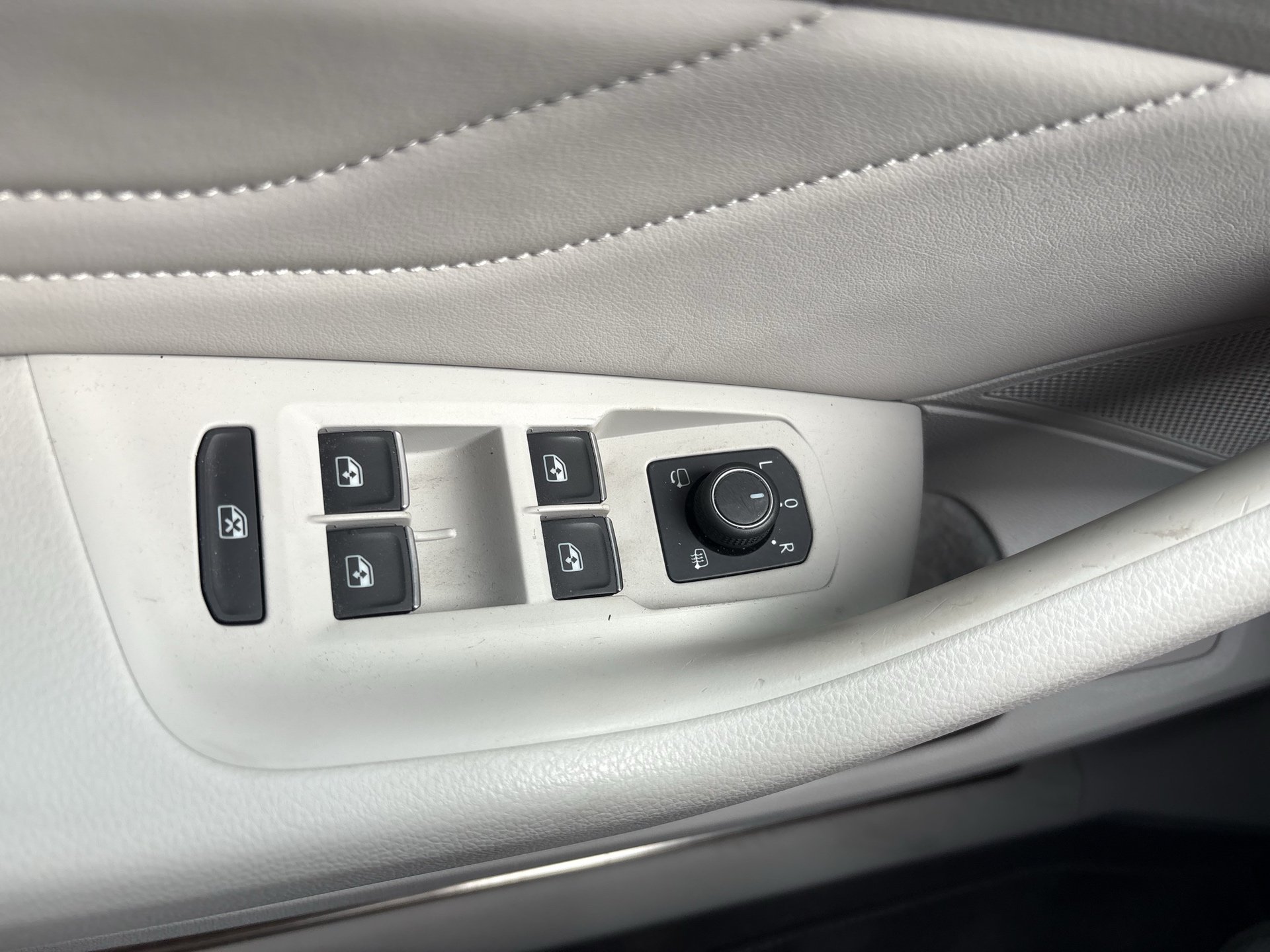 VW Passat Variant 2.0 TDI BMT Elegance | Bild 9 von 23