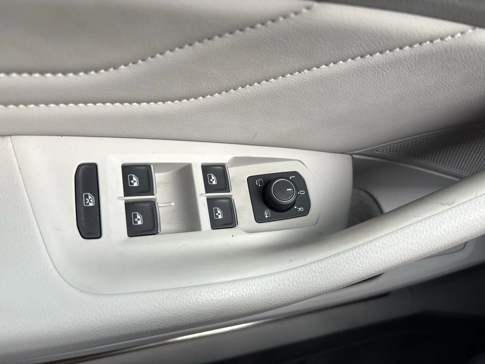 VW Passat Variant 2.0 TDI BMT Elegance | Bild 9 von 23