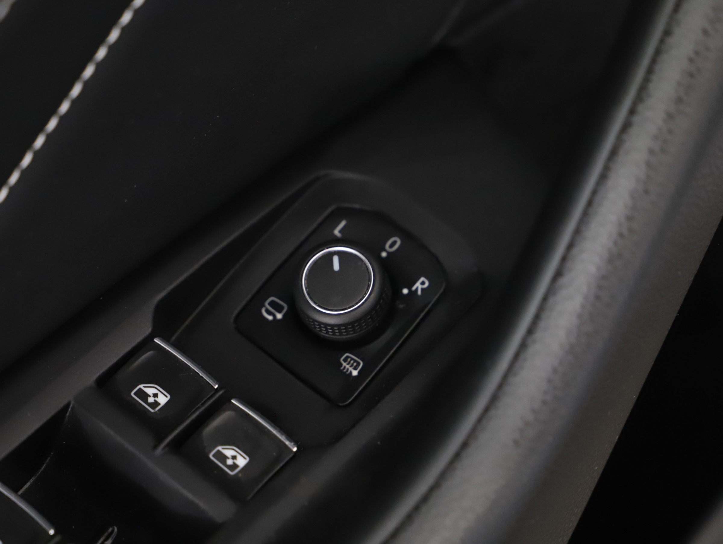 VW Passat Variant 2.0 TDI BMT Elegance | Bild 15 von 24